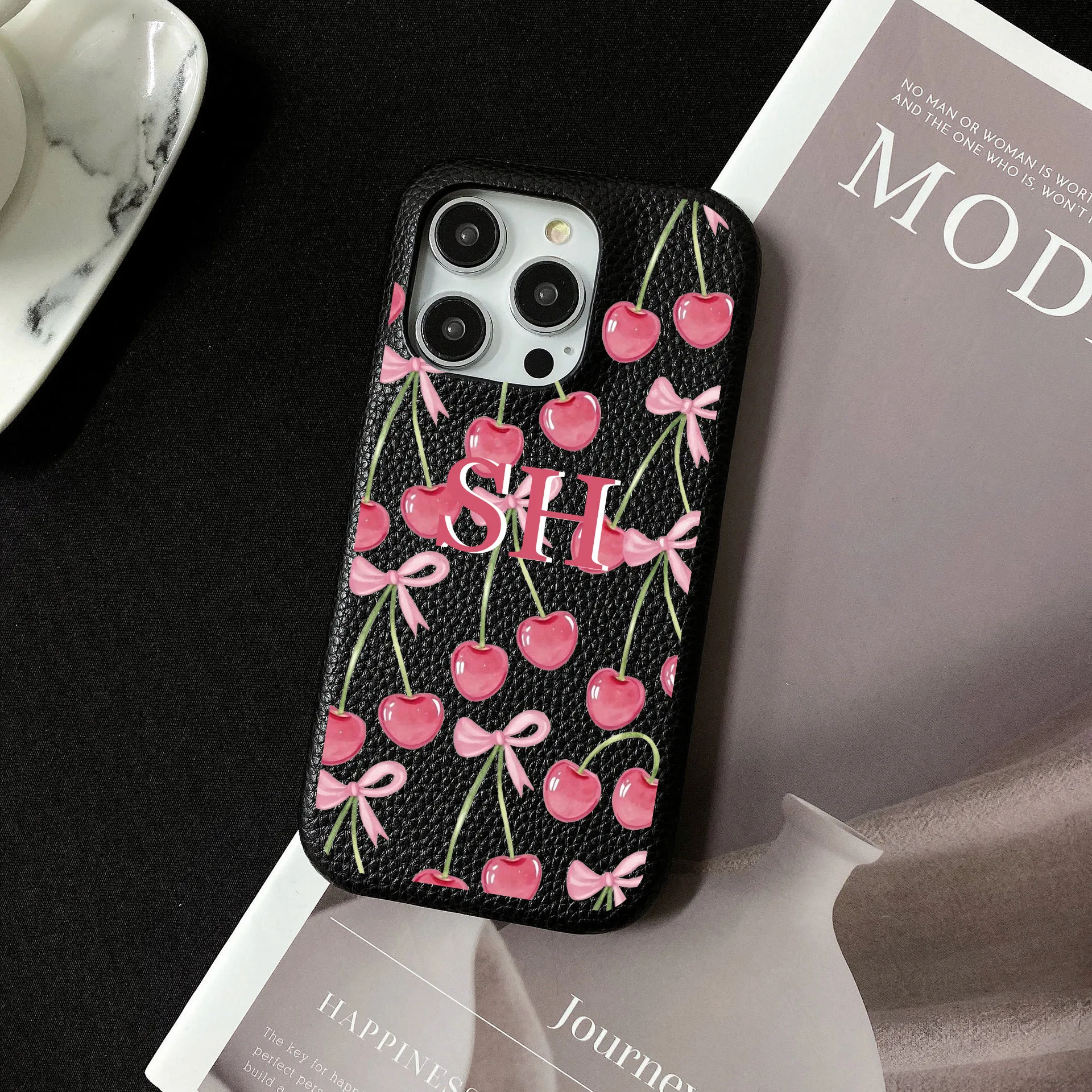 حافظة هاتف صلبة من الجلد بأحرف الاسم الأولي لهاتف آيفون 16 15 14 13 12 11 Pro Max XR Plus غطاء خلفي فاخر مخصص