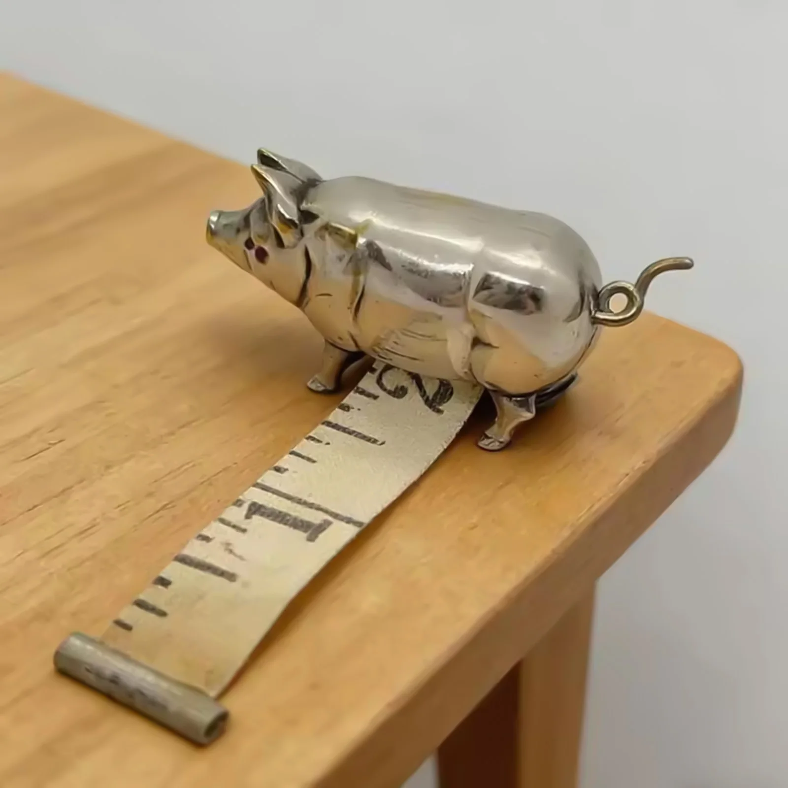 Vintage Metal Pig Mini Tape Measure Antique-Inspired Portable DIY Sewing Craft Tool for DIY Projects and Gift Ideas