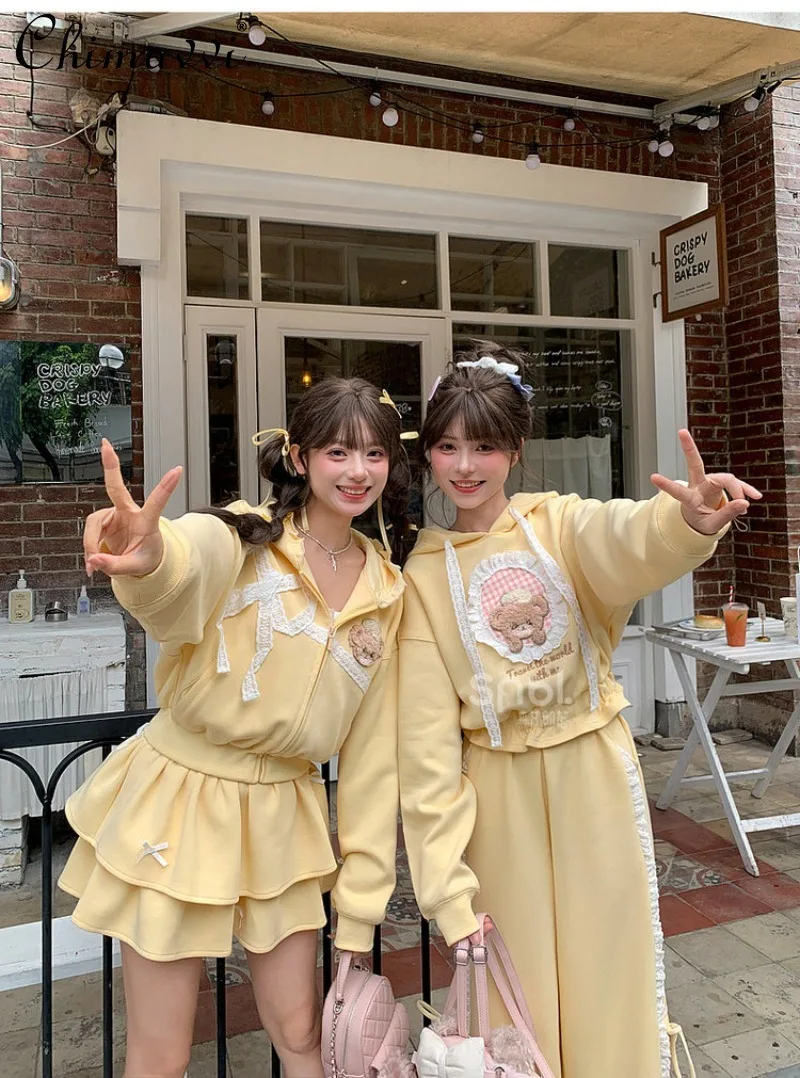 

Милый однотонный укороченный свитшот с капюшоном для женщин, весна-осень 2026, новинка, с вышивкой в виде милого медведя, свободный топ, длинные брюки и юбка