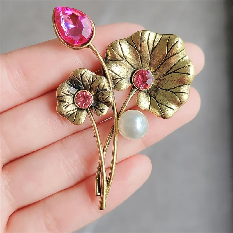 Women Elegant Classic Lotus Leaf Lily Crystal Pins Brooches Vintage Simple Design Lady Plant Party Wedding Corsage Accessories