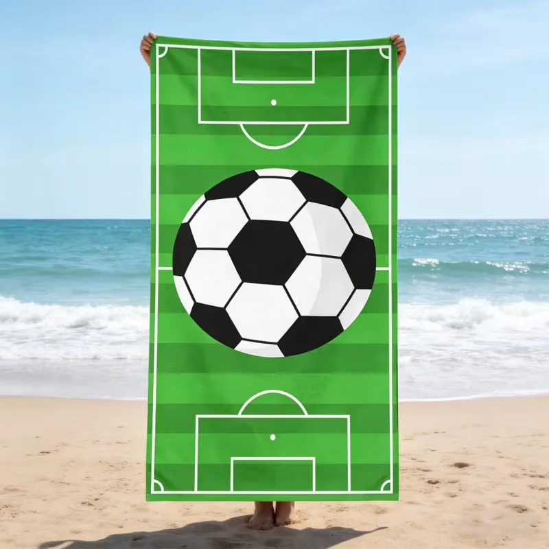 Toalha de Praia Verde com Estampa de Campo de Futebol e Bola de Futebol, Livre de Areia, Secagem Rápida, Manta Esportiva para Verão