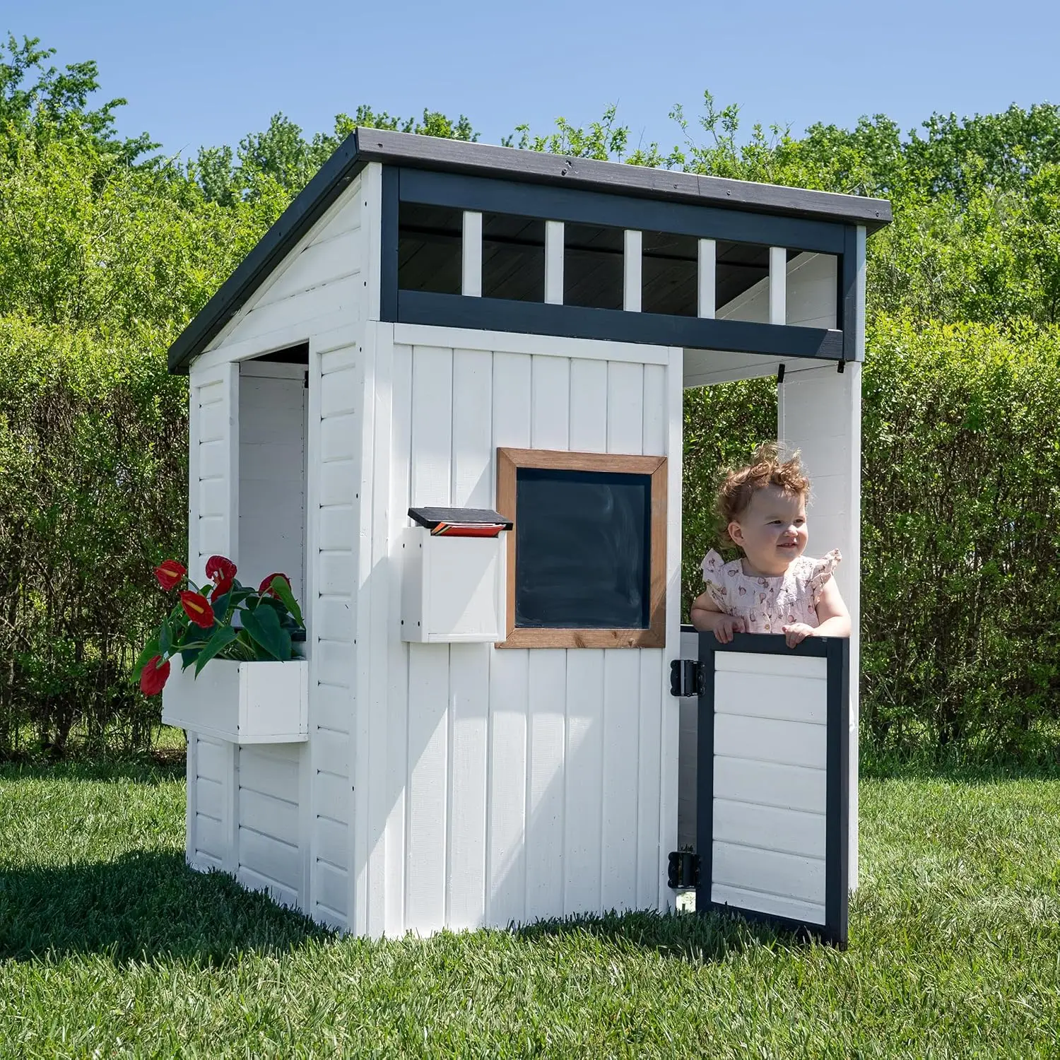 

Caraway Cottage Деревянный детский игровой домик из белого кедра с игровой кухней, классной доской, почтовым ящиком, полудвером, окнами, цветочным ящиком, современным
