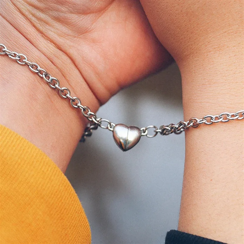 

A pair of heart-shaped alloy magnets, magnet magnets, and a pair of bracelets, simple couple accessories