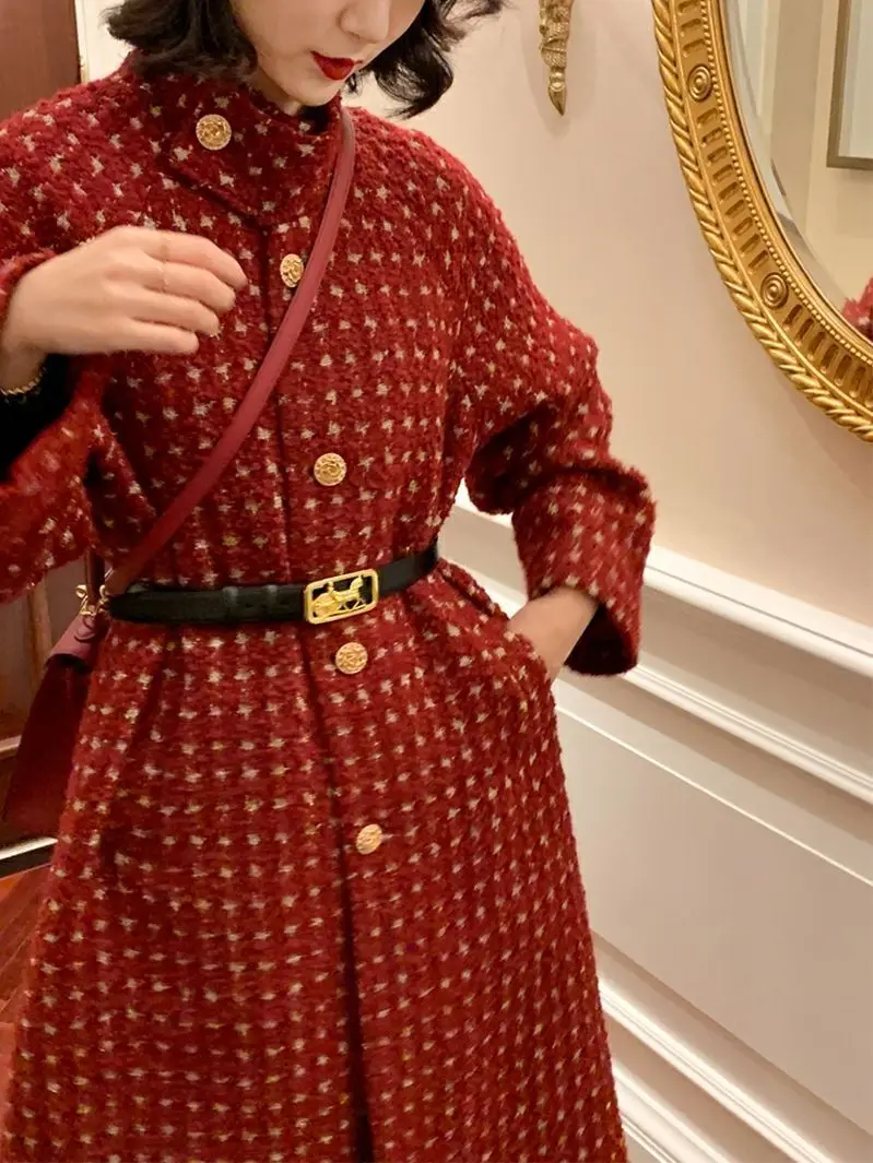 

Красное шерстяное пальто в клетку для женщин осенью и зимой 2025, пальто средней длины в стиле Хепберн в стиле ретро с небольшим ароматом
