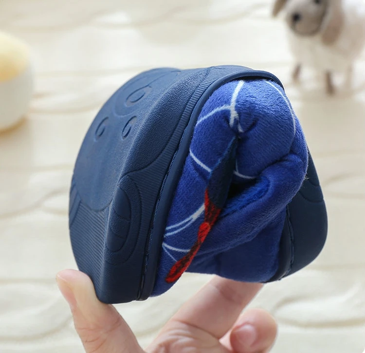 Jesienno-zimowe buty dziecięce chłopięce niebieskie kapcie Spiderman dziecięce kapcie świąteczne Pantoufle Enfant buty dziecięce Hausschuhe