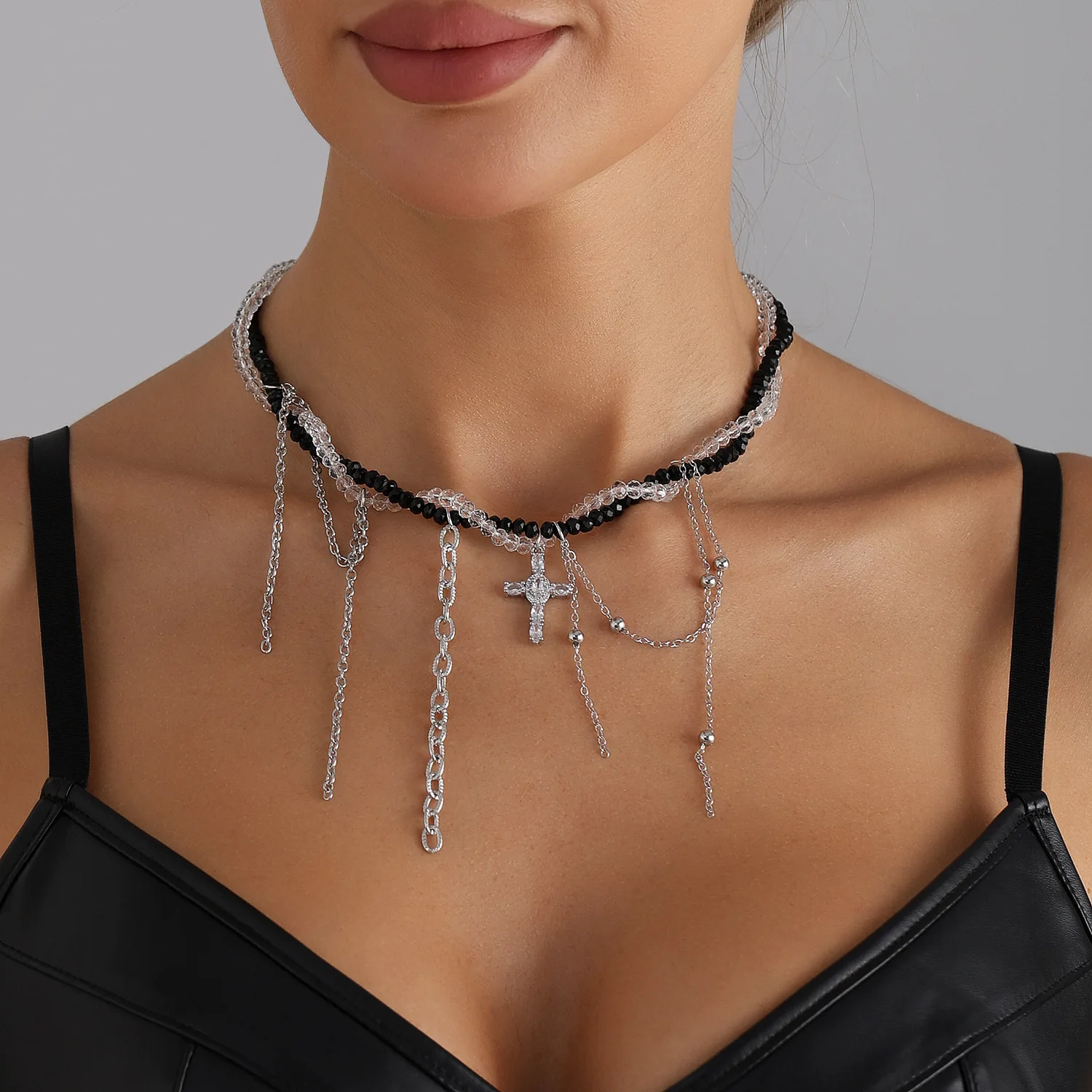 قلادة محظورة باللونين الأبيض والأسود للفتيات الداكنة، وقلادة على شكل عنصر متقاطع على طراز حار #6