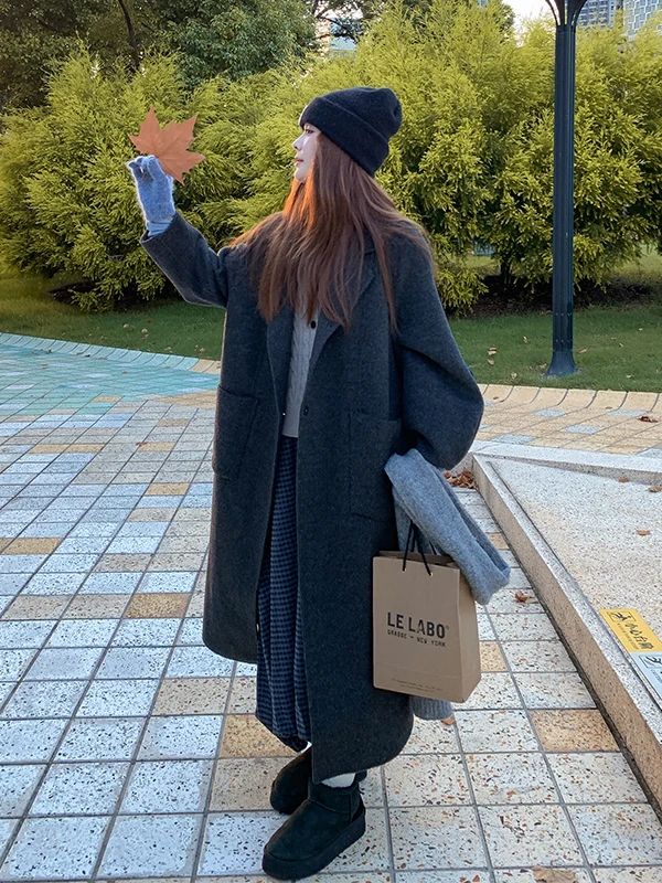 Manteau en laine long au-dessus du genou en charbon de bois pour femmes, automne-hiver 2025, nouveau manteau en tweed double face haut de gamme cintré à la taille