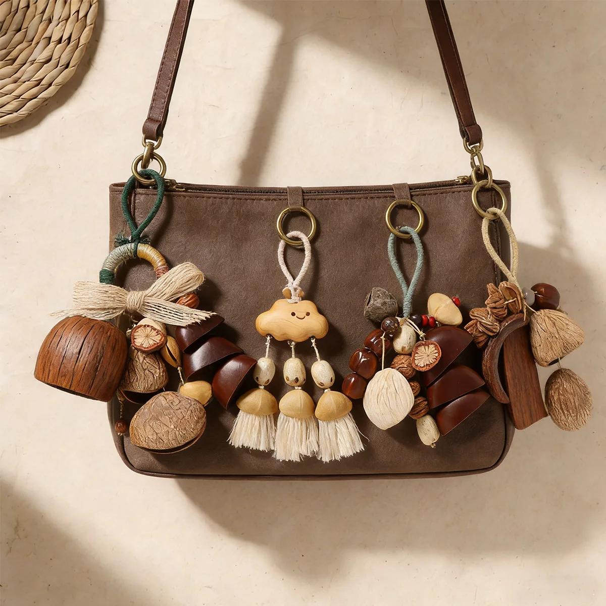 Campana de Viento Artesanal de Cáscara de Semilla de Fruta Natural de Indonesia, Colgante de Campana para Terapia de Sonido Curativo, Colgante Boho para Mochila/Bolso, Meditación