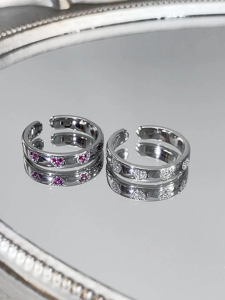 

A niche design full of love, with an open index finger ring