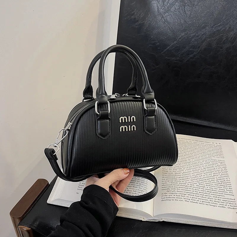 حقيبة كروس ذات غلاف بحري مخطط 2025 حزام كتف قابل للتعديل ومقبض علوي حقيبة شاطئ بوهو للنساء محفظة يومية غير رسمية