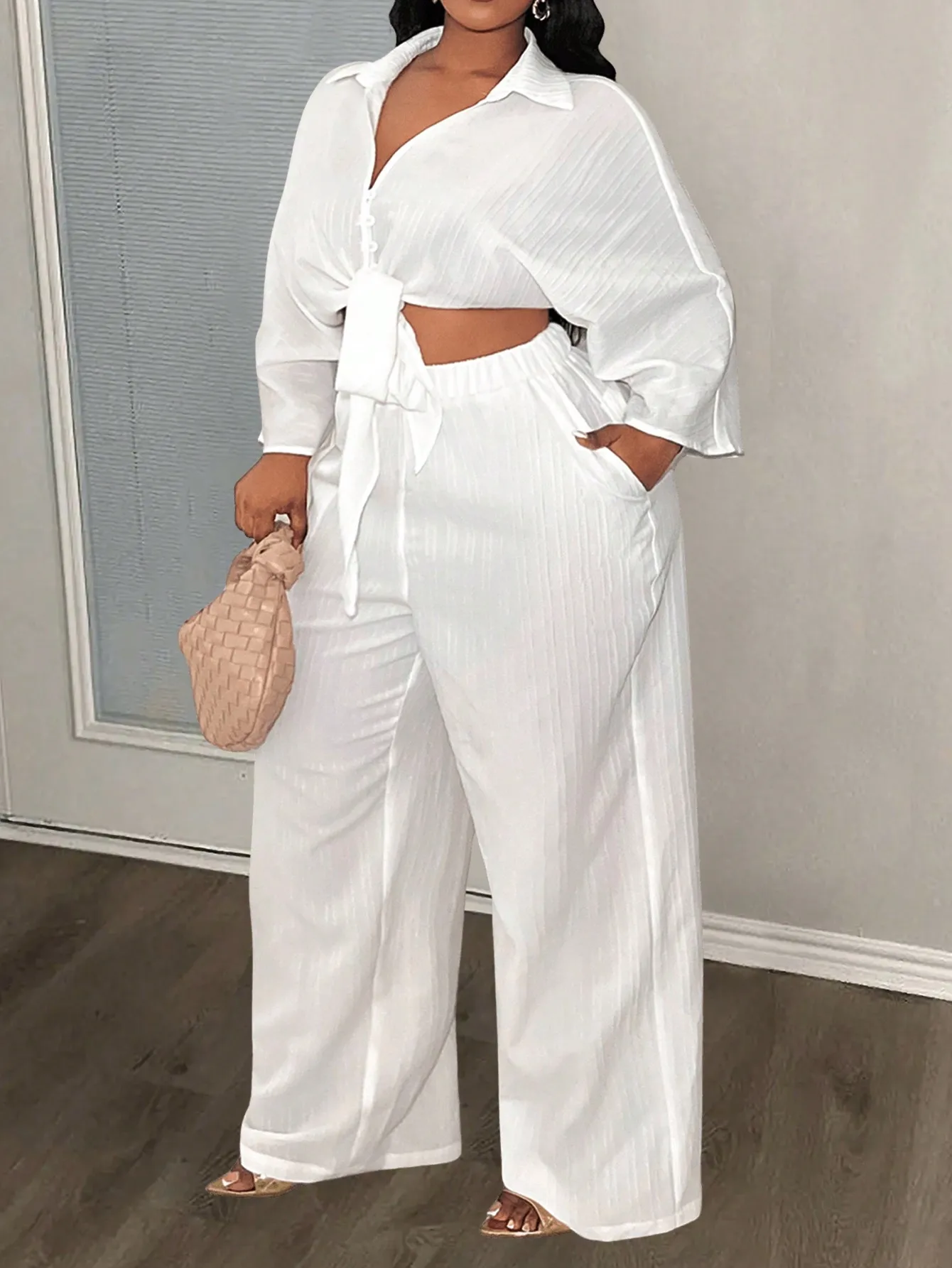 Conjunto de Top Corto con Lazos Delanteros y Pantalones Anchos de Talla Grande en Color Blanco