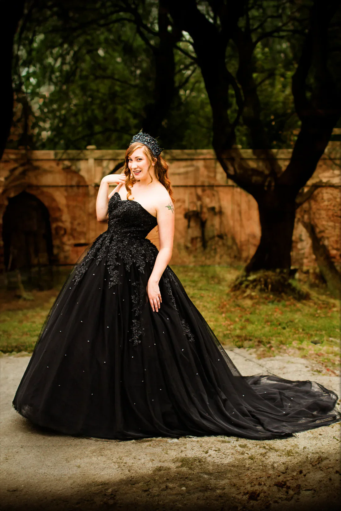 Vestido De novia personalizado con cuentas bordadas góticas negras, corte en A, con capa envolvente, para jardín, Vestidos De novia De talla grande