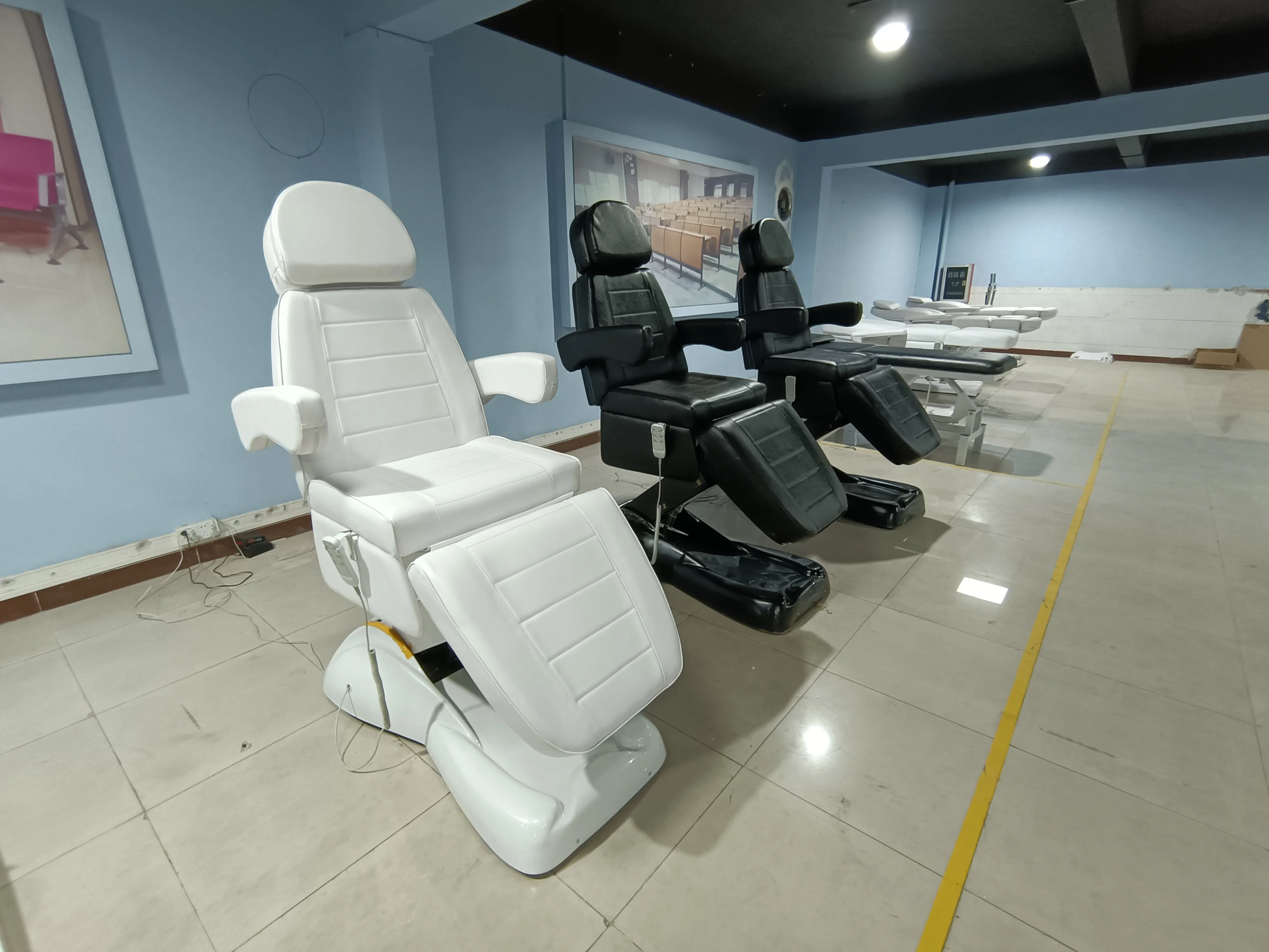 2022 Hot-selling traditional stylist chair PU leather rotating salon furniture for beauty salons, schools and gyms