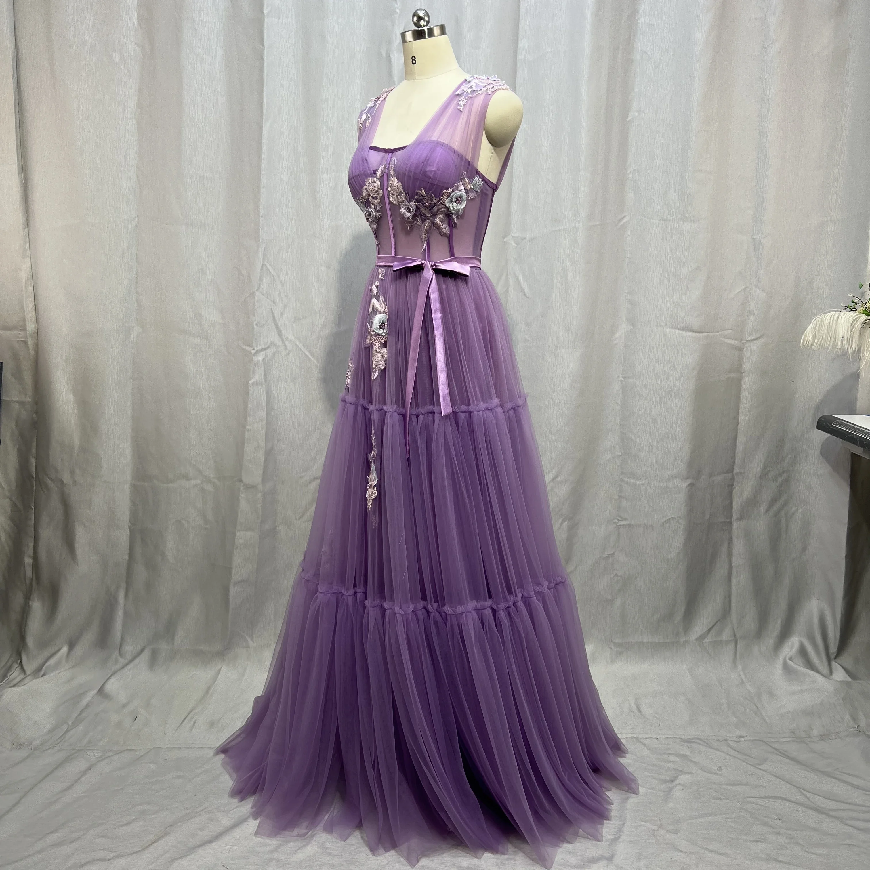 MYYBLE Abiti da ballo viola con scollo a V Applicazioni di paillettes Disossamento a vista Abiti da ballo a-line Abiti da festa formali in tulle a strati senza maniche