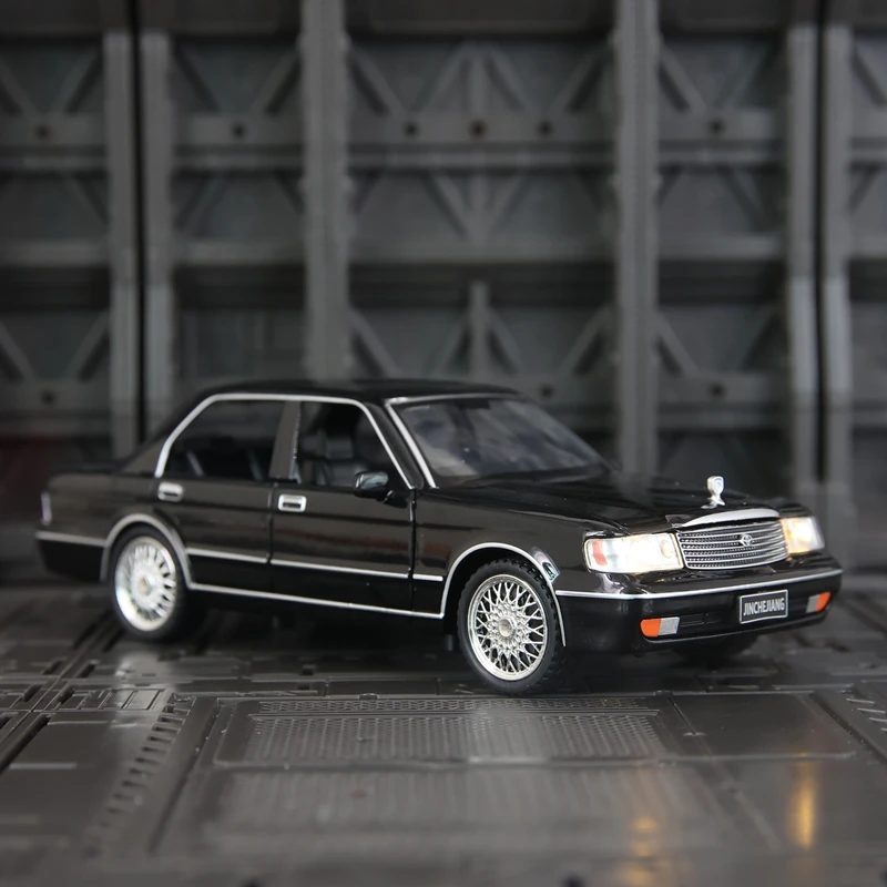 1:32 coleção de ornamentos de modelo de carro de liga Toyota Crown, portas e capô do motor, porta-malas pode abrir, presentes de som e luz