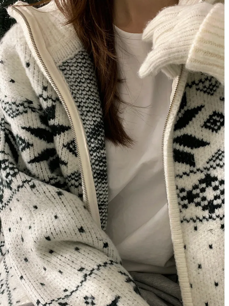 SYUHGFA ملابس للرجال عيد الميلاد تصميم الوقوف طوق سترة سترة التباين اللون فضفاض جديد عصري الذكور الحياكة أعلى 2025 الشتاء