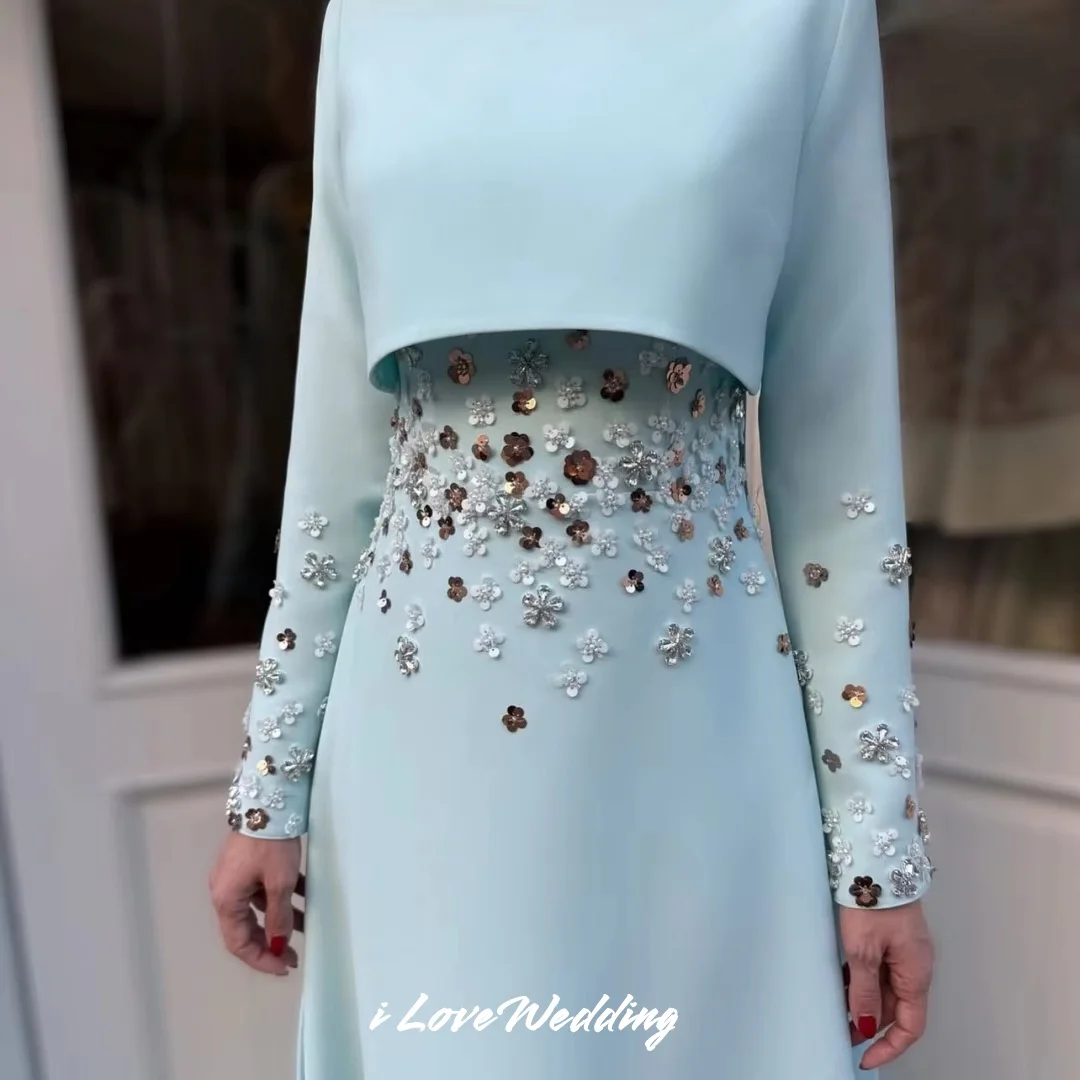 Blaues Abendkleid mit O-Ausschnitt 2025, Satin, lange Ärmel, Perlen, 3D-Blume, A-Linie, Sweep-Zug, bodenlang, plissiertes Partykleid, individuell gestaltet