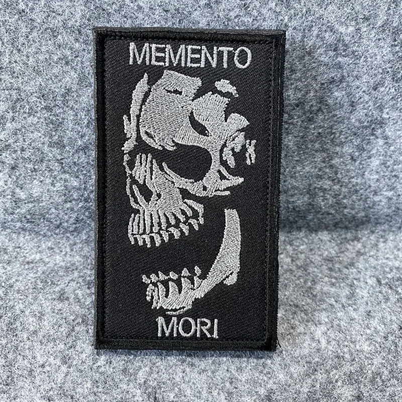 Memento Mori Skull Embroidered Patch Military Patches Hand HOOk&LOOP Backpack Stickers Tactical Armband Emblemems Morale Badge