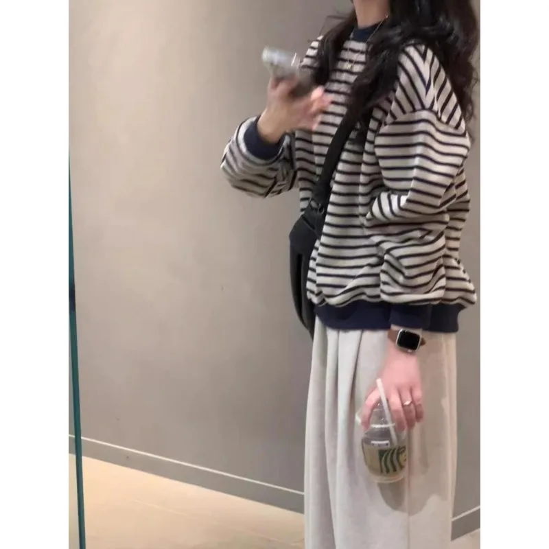 เสื้อสเวตเตอร์ลายทางสีกรมท่าสไตล์เรโทรสำหรับผู้หญิง ดีไซน์หลวมๆ ผ้ากำมะหยี่ เหมาะสำหรับฤดูใบไม้ร่วงและฤดูหนาว