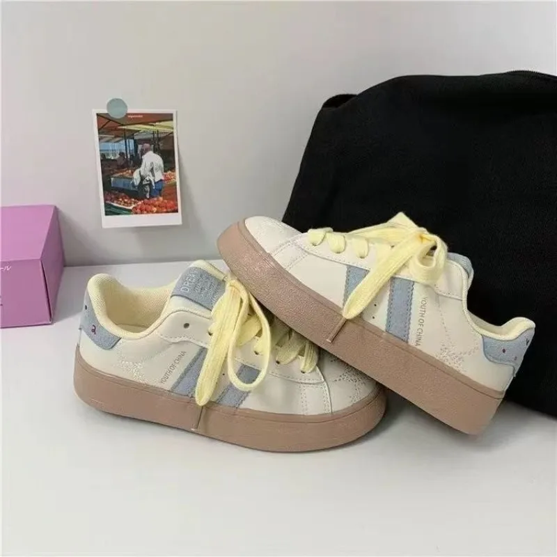 جديد أحمر كبير الرأس حذاء قماش المرأة فائقة النعومة سميكة القاع ارتداء مقاومة ربيع جديد نمط شقة الدانتيل أحذية رياضية الكبار