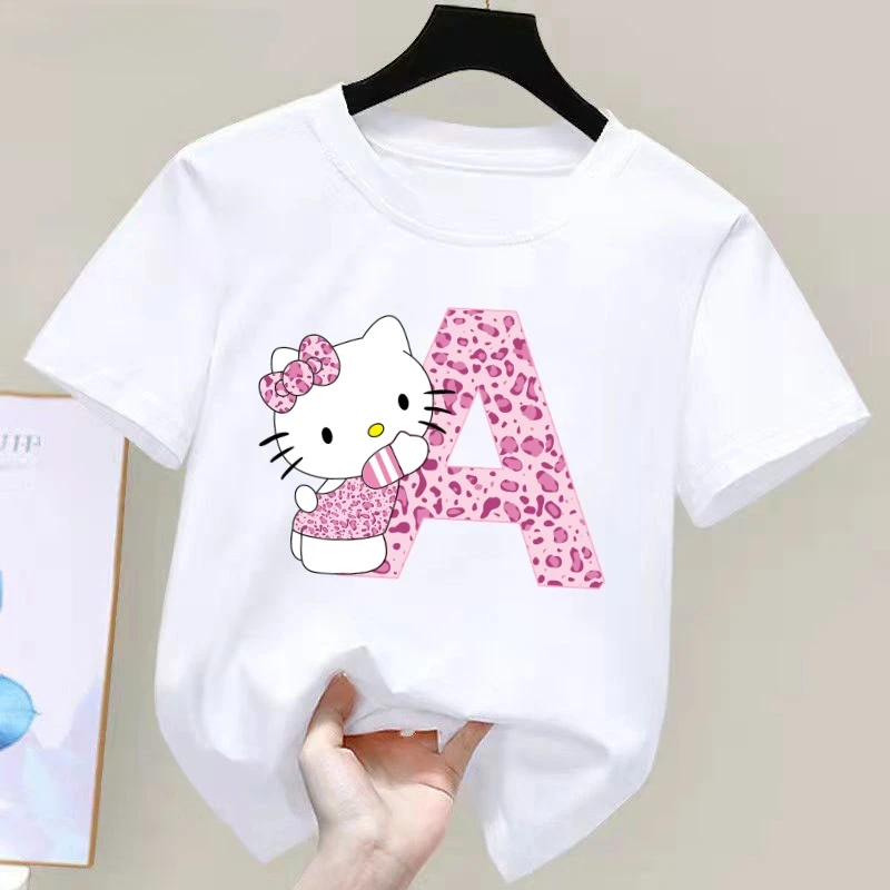 

Детский хлопковый топ с короткими рукавами Hello Kitty Letter A-Z, летняя футболка Sanrio, мягкая одежда с девчачьим сердечком, кавайный подарок на день рождения