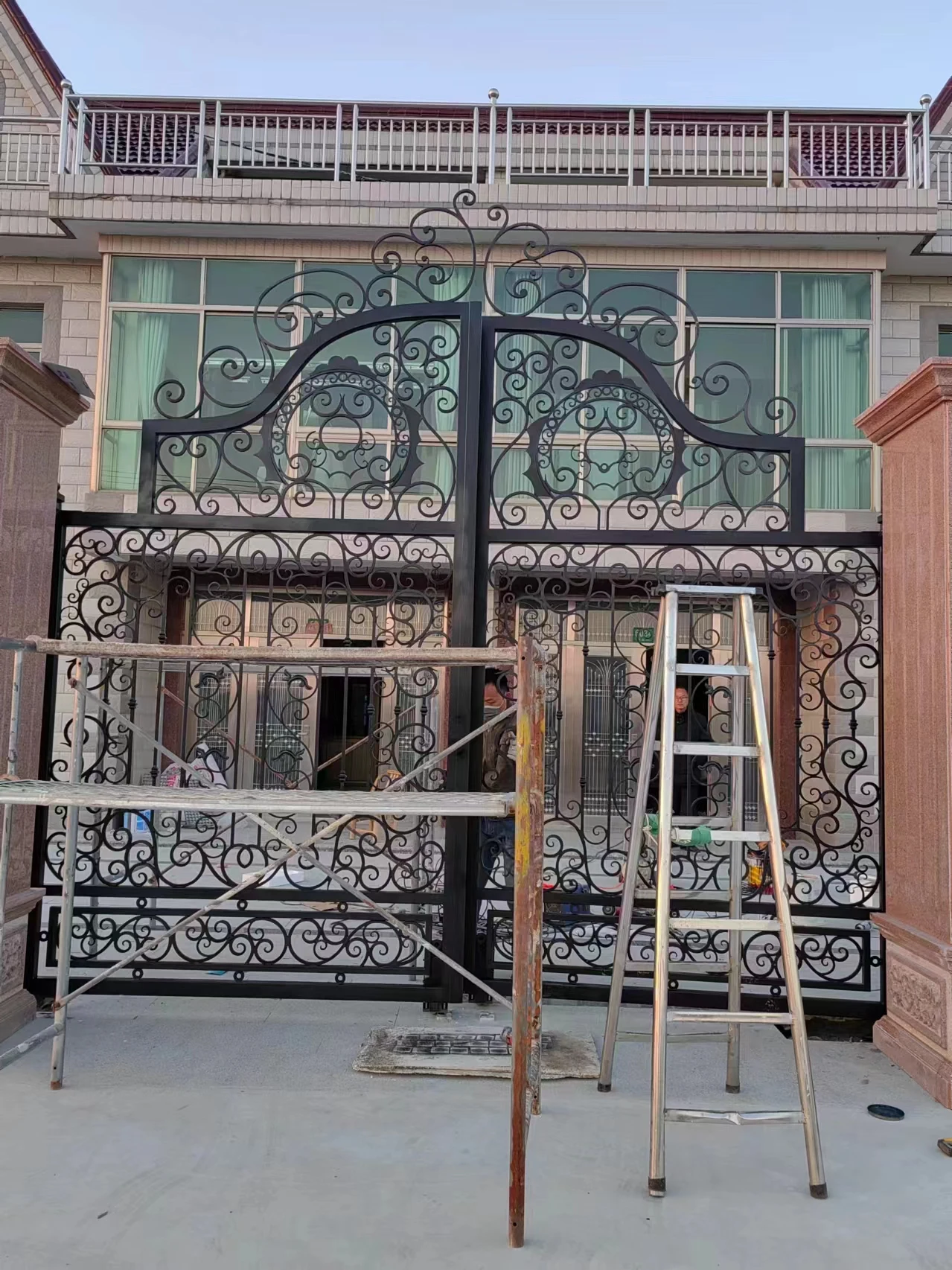 Villa Heavy Duty Privacy Posts Driveway Black Steel/Metal Cast/Wrought Iron Gate for Fence/Main/Security/Entrance/House