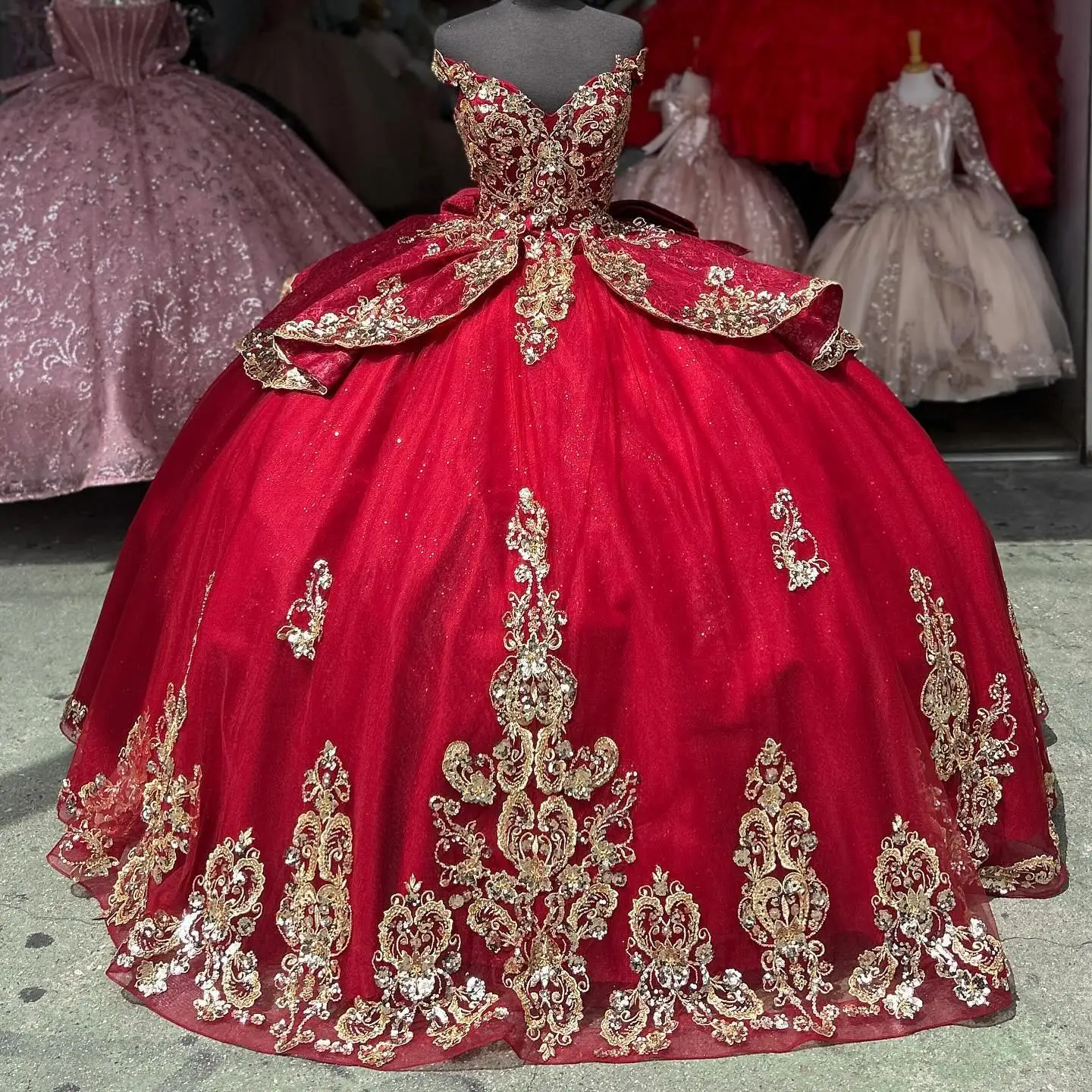 

Red Ball Gown Quinceanera Dresses for Girls 2025 V Neck Gold Lace Appliques Puffy Formal Prom Dresses Gowns