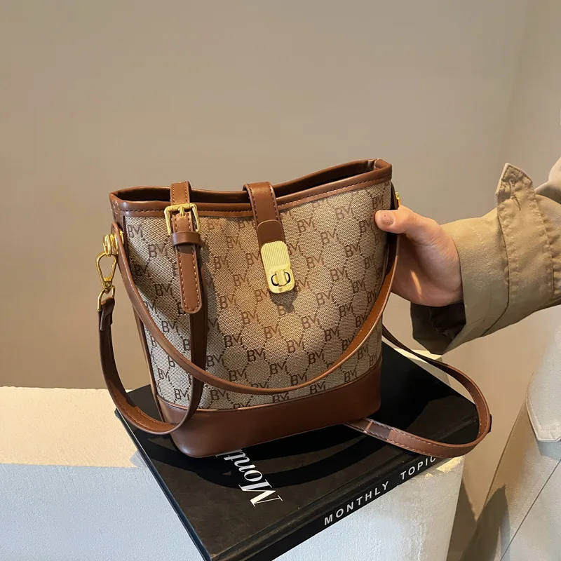 

2025 New Fashionable Handheld Shoulder Bag with Texture, Large Capacity Crossbody Bag, Women's Small Bag