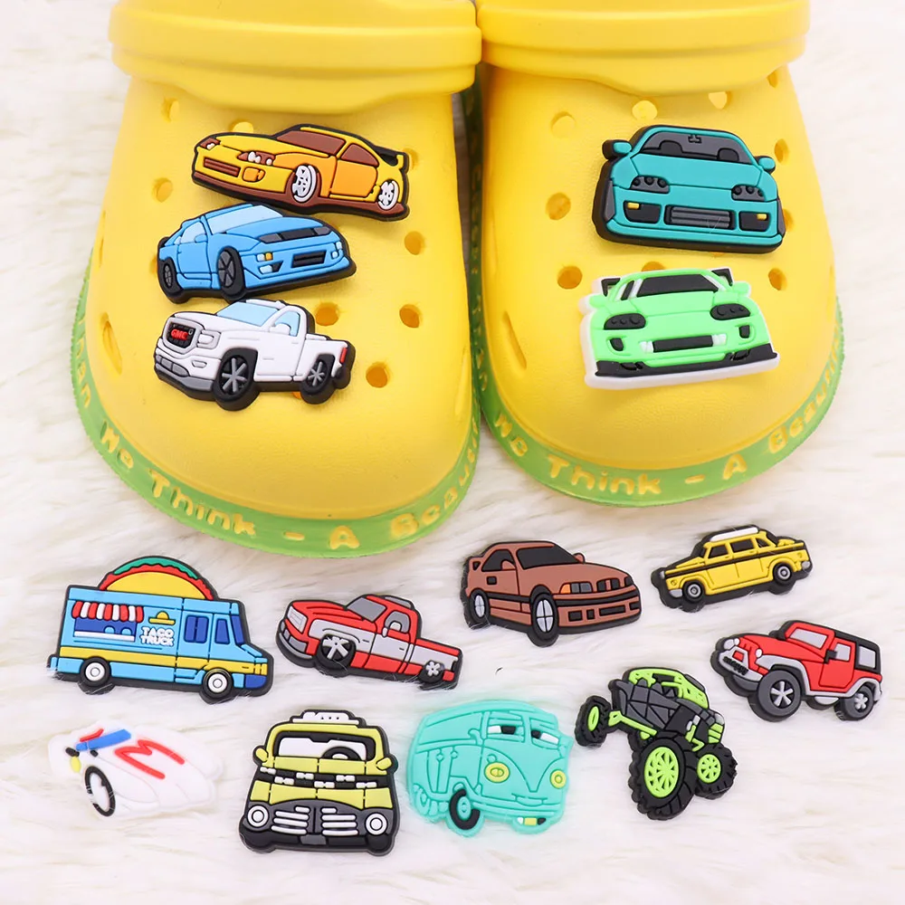 Breloques de chaussures en PVC pour enfants, voiture de course, voiture de sport Kawaii, camionnette, camion, bus, pantoufle, accessoires,