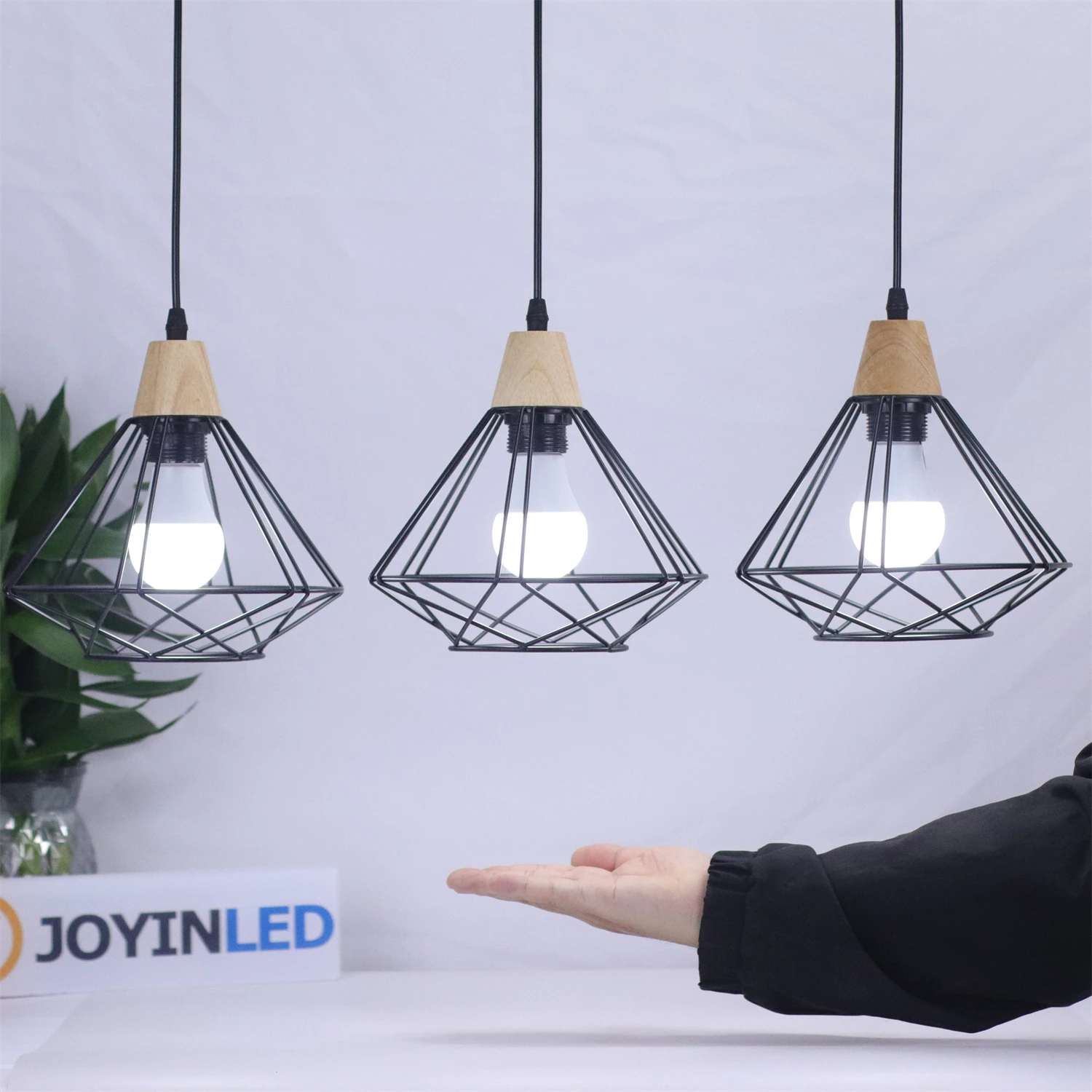 

Винтажная подвесная лампа JOYINLED с 3 плафонами, потолочная люстра с металлическим абажуром E27, черная, подходит для гостиной и столовой