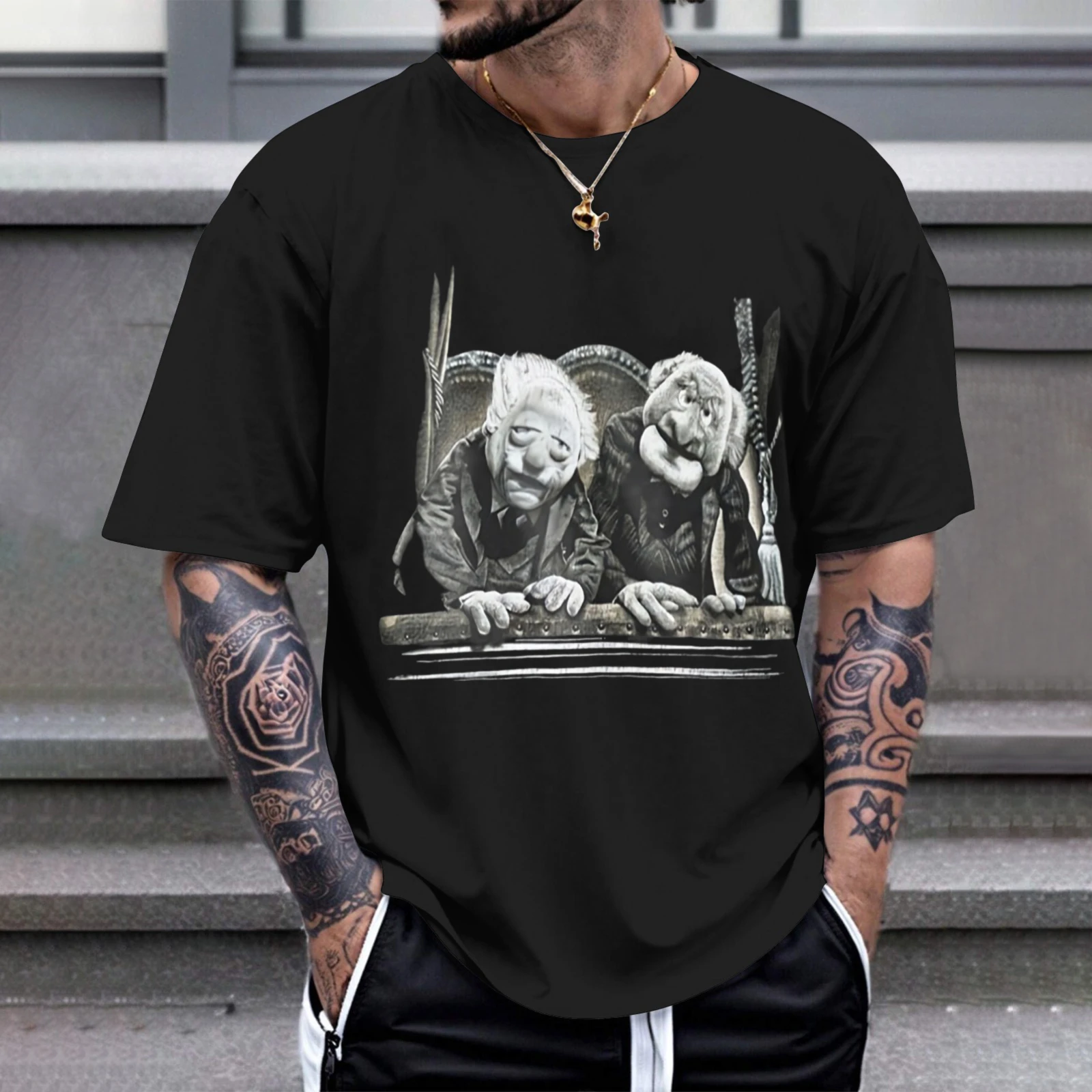 Herren-T-Shirt „Two Elders leanings On Railings“ – Perfekt für Freizeitkleidung, Partys und Karnevalsoutfits