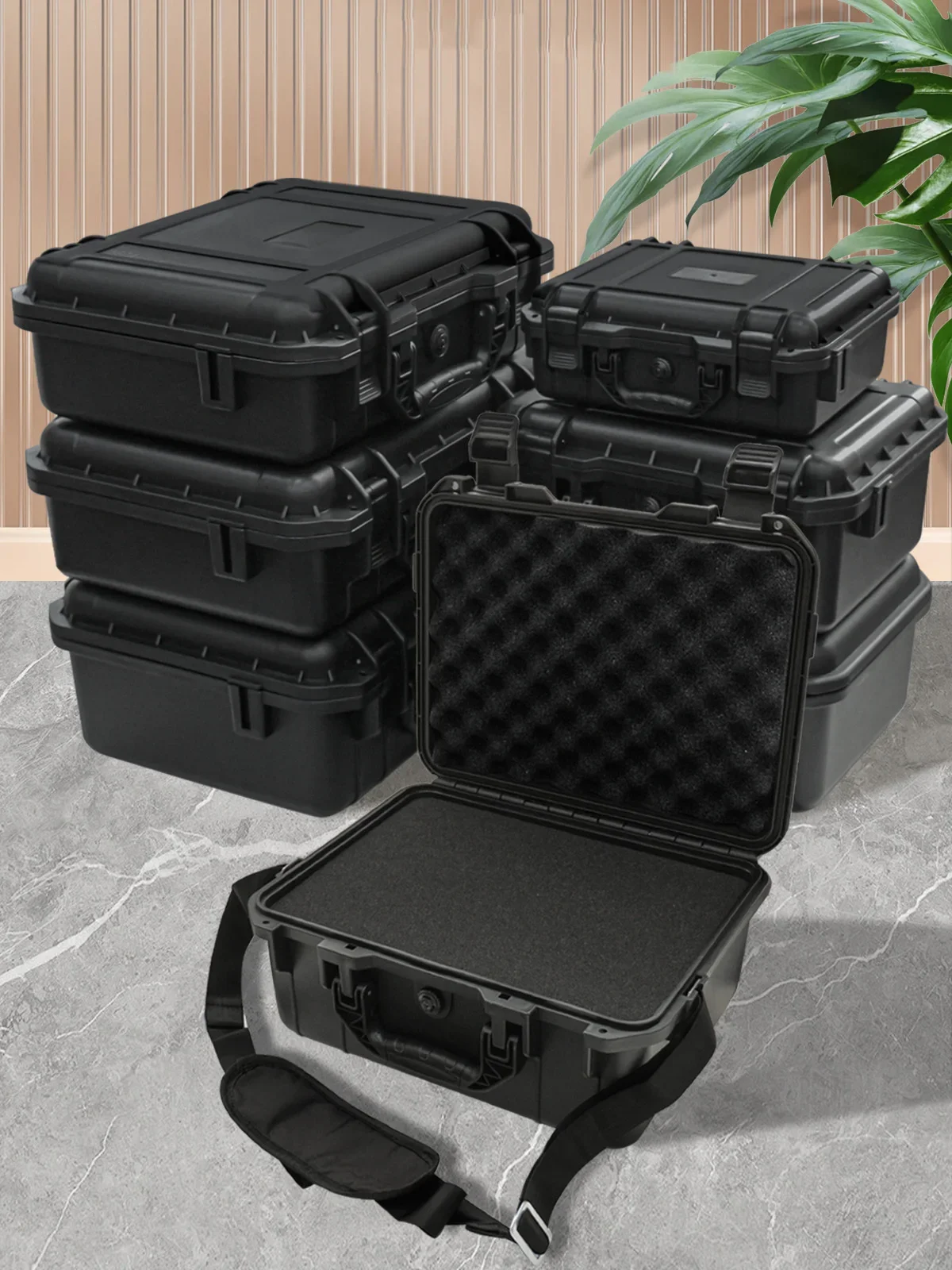 Robuster Aufbewahrungskoffer mit vorgefertigter Schaumstoffpolsterung und Schultergurt, tragbare Schutzbox für Kamera und Werkzeug. – Detail 1