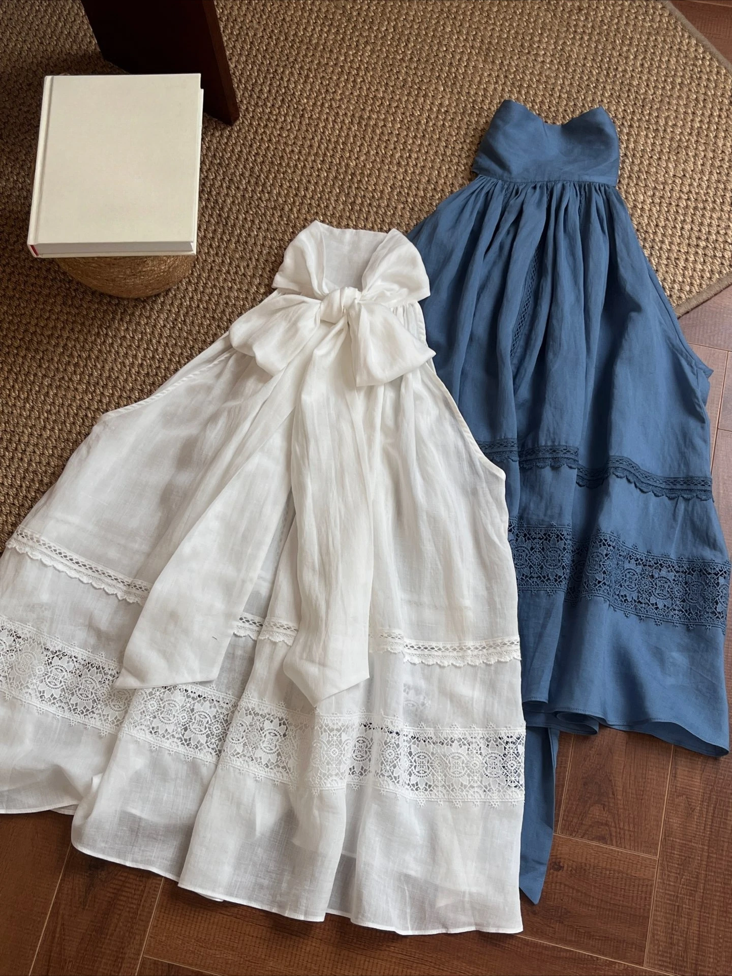 Französisches Retro-Kleid mit Spitzen-Patchwork und Halskrawatte, ärmellos, modischer Urlaubsstil, aus Seide und Leinen, vielseitiger süßer Minirock.