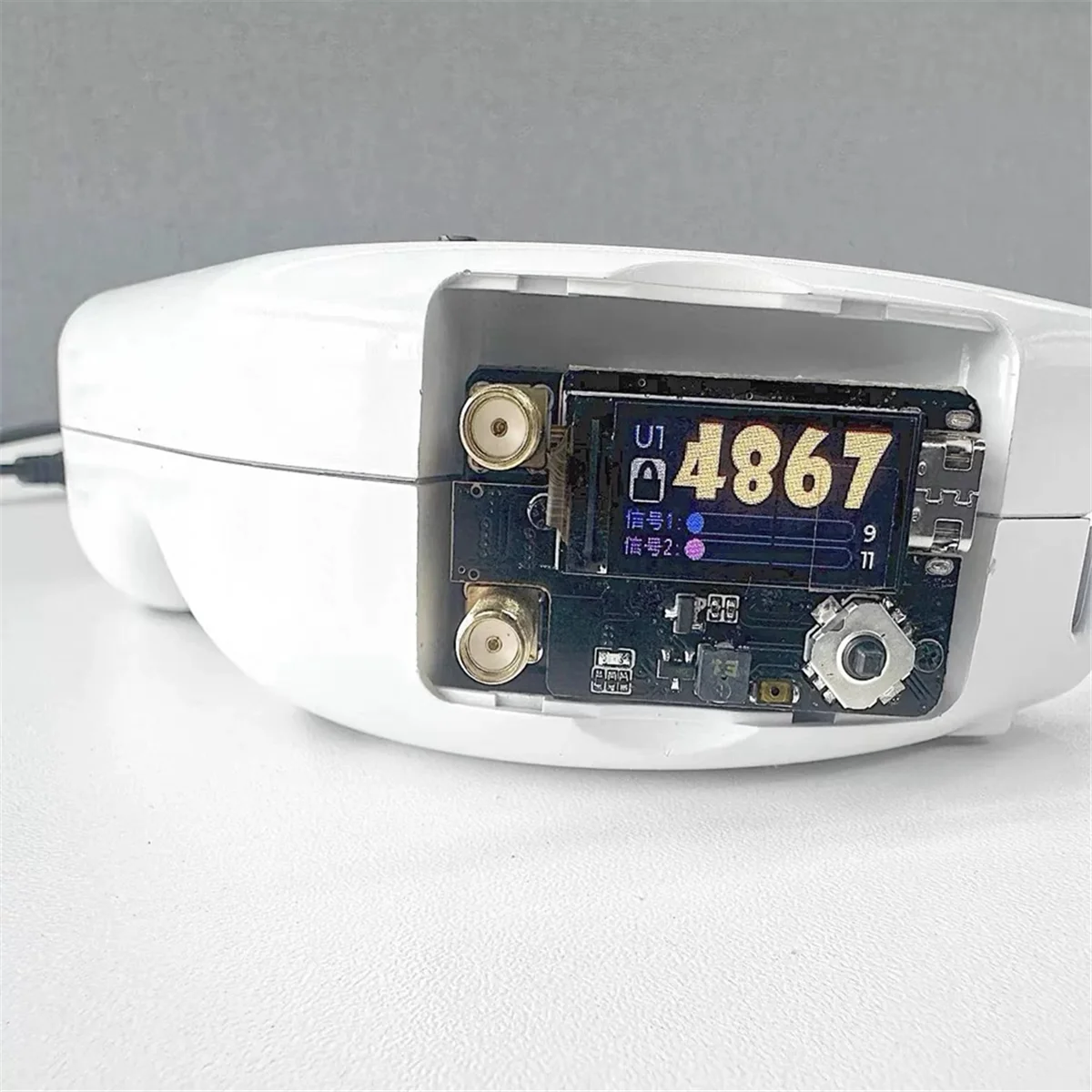 

ABJU 4.9G 5.8G 6.1G PLUS Receiver Module Dual Antenna Receiver for /Fatshark/ V1 V2 FPV Goggles