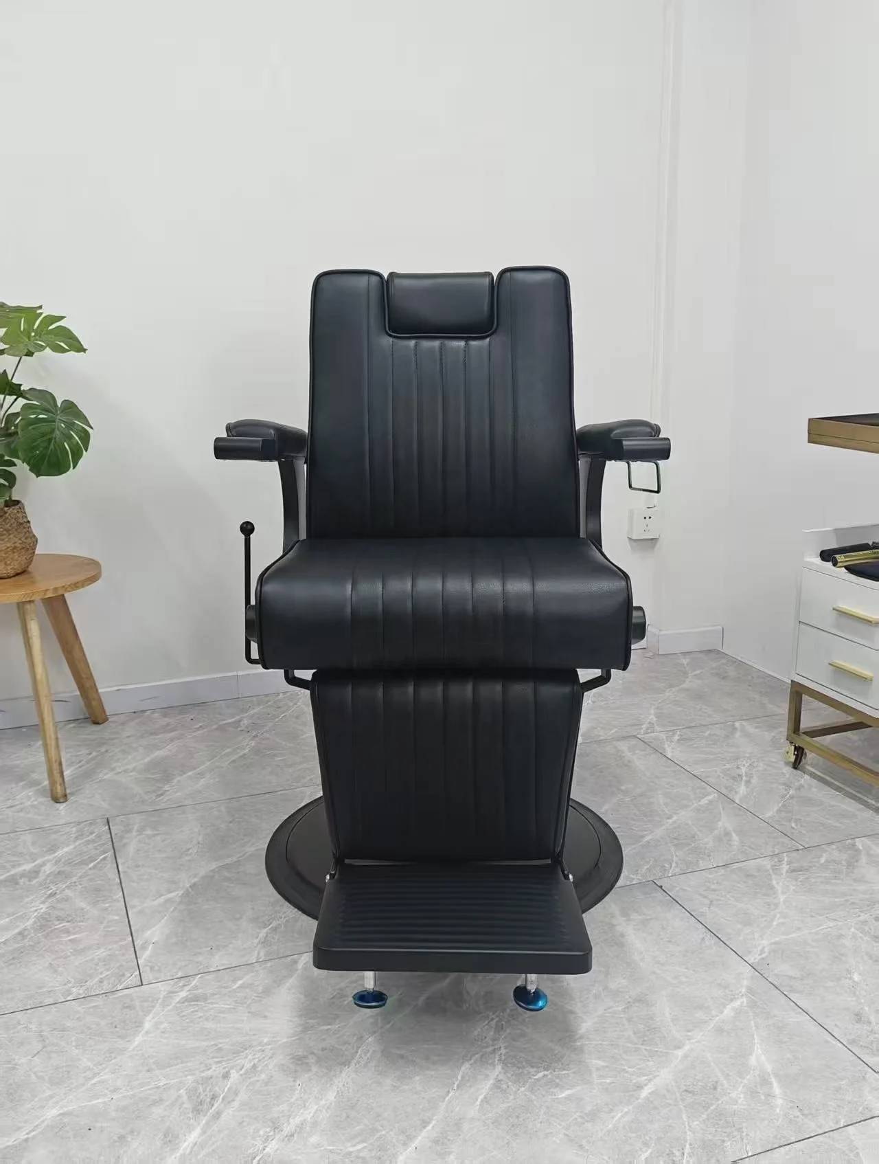Customizable Color Reclining Barber Chair Adjustable Footrest Heavy-Duty Hydraulic Pump 360 Degree Rotation Base Barber Shop