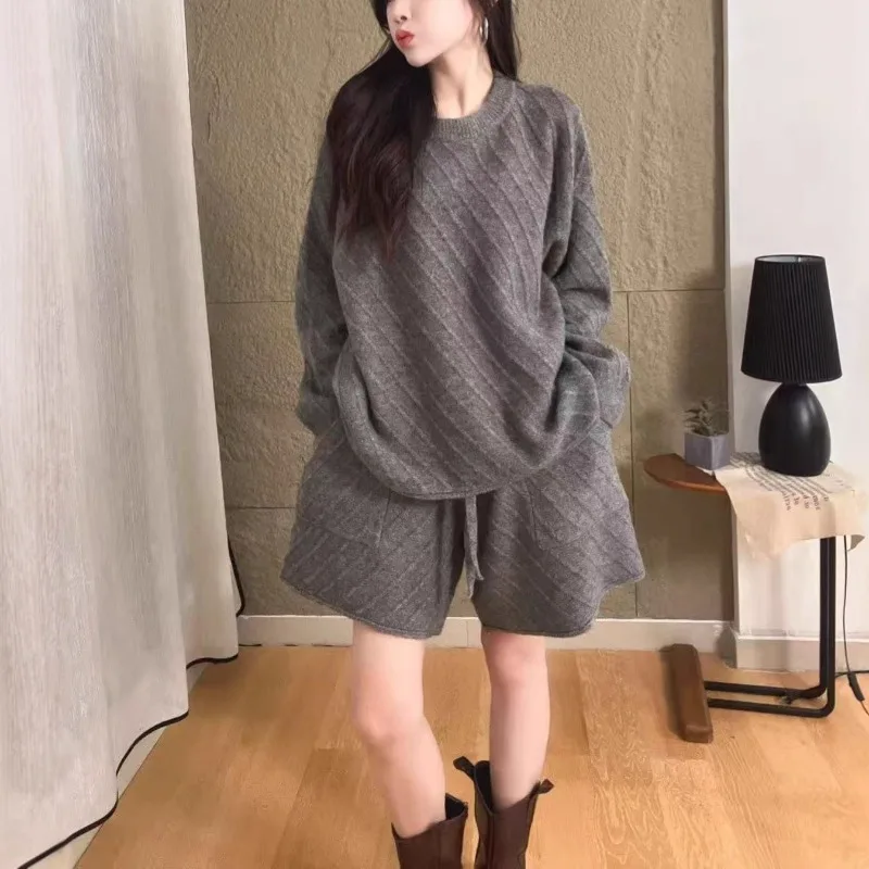 Nuovo set da due pezzi per ridurre l'età autunno e inverno da donna: top casual lavorato a maglia a righe diagonali larghe con girocollo e pantaloncini