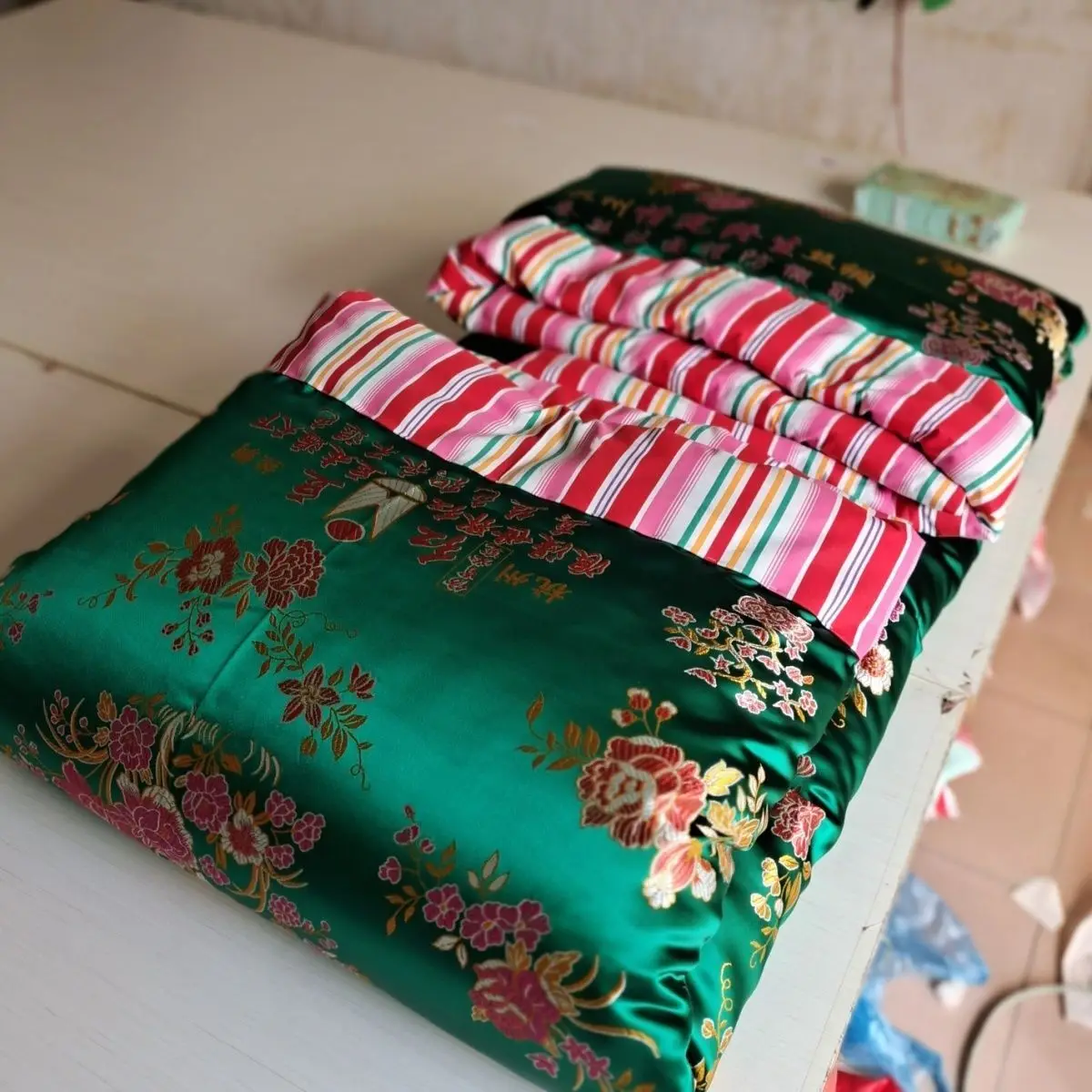

No cotton filling Glossy satin silk cover with single-sided zipper Ice cool floral print bedspread home bedding