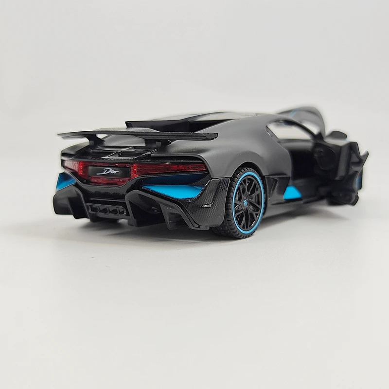 rastar 1: 32 simulation Bugatti divo alloy car model ornament doors and hood can be opened, suitable for collection good quality
