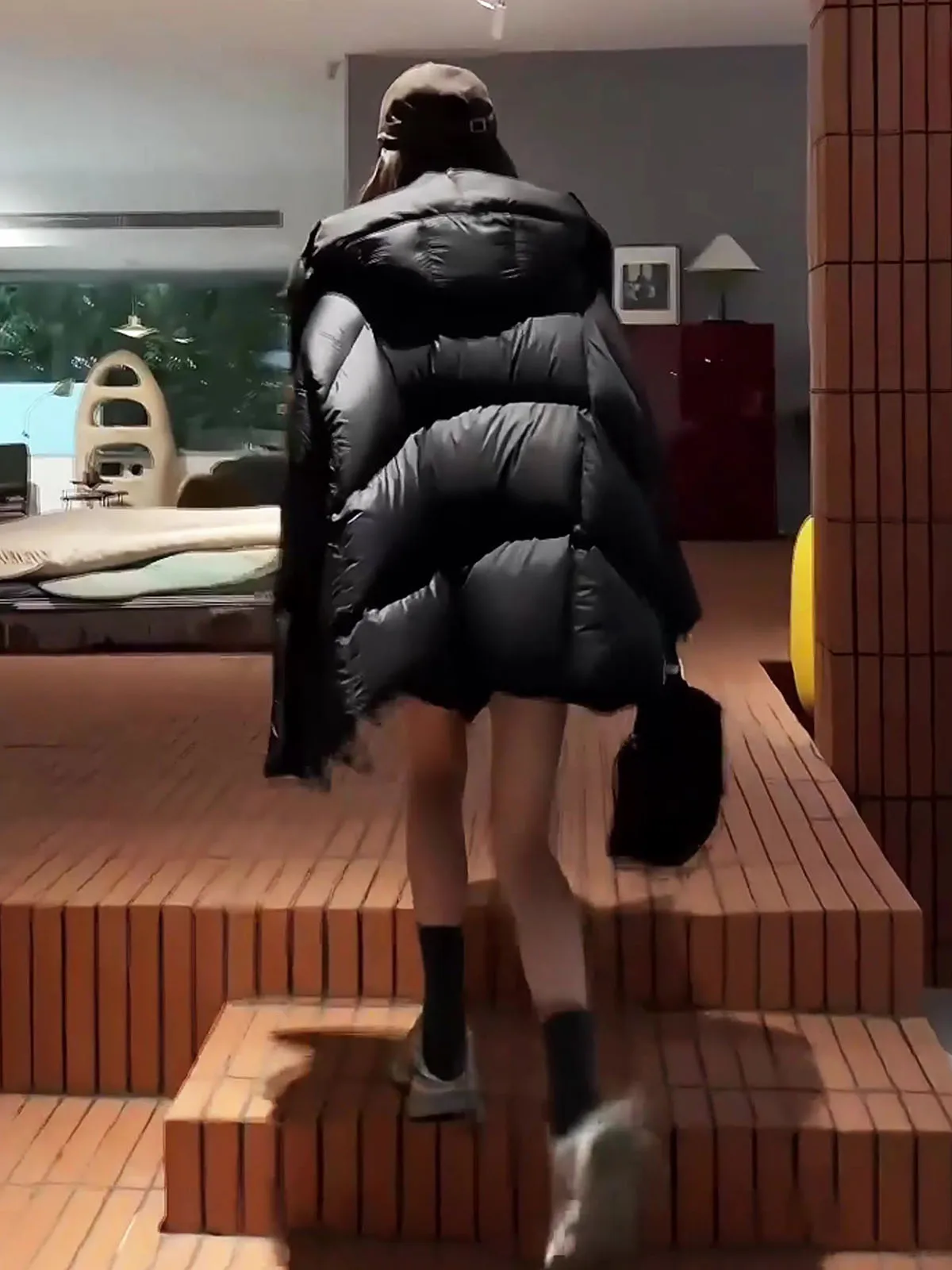 

Модное женское пуховое пальто средней длины, новинка зимы 2025, элегантный дизайн, премиум-класс, подходит для небольших размеров