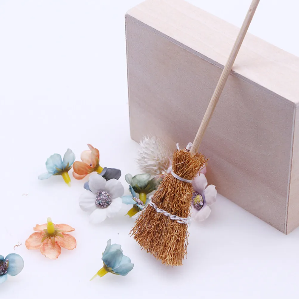

6Pcs Wooden Mini House Broom Decor Light Brown Realistic Smooth Non-Deformable Micro Landscape Decor Photo Prop Scene Layout