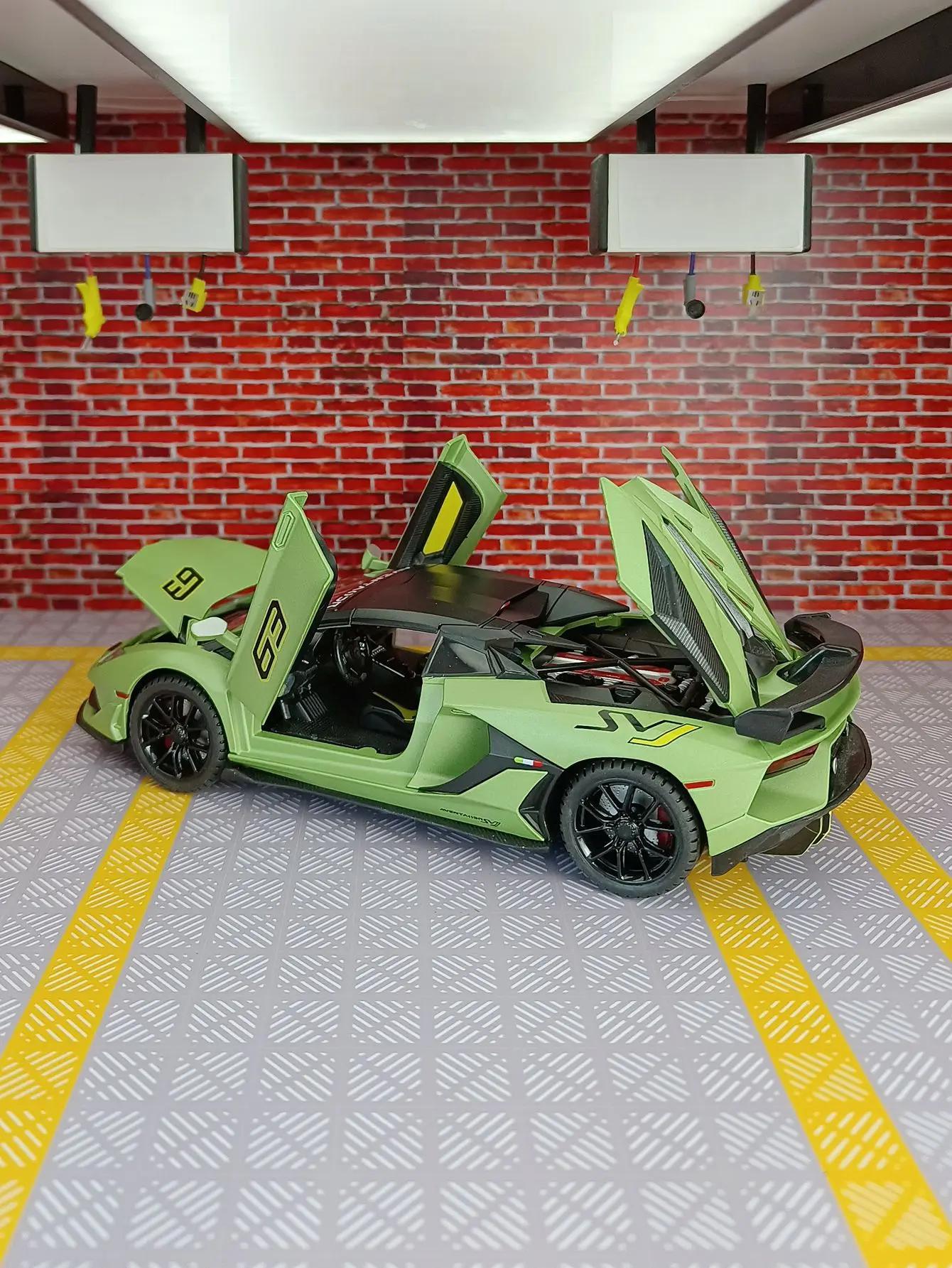 

1:24 модель автомобиля из сплава SVJ63, которые можно открыть, подходят для коллекции и можно подарить в качестве подарка друзьям на день рождения