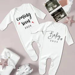 Baby Announcement 2025 Baby Bodysuit Baby Babygrow Sleepsuit Newborn Hospital Coming Home Outfit Infant Pregnancy Reveal Clothes