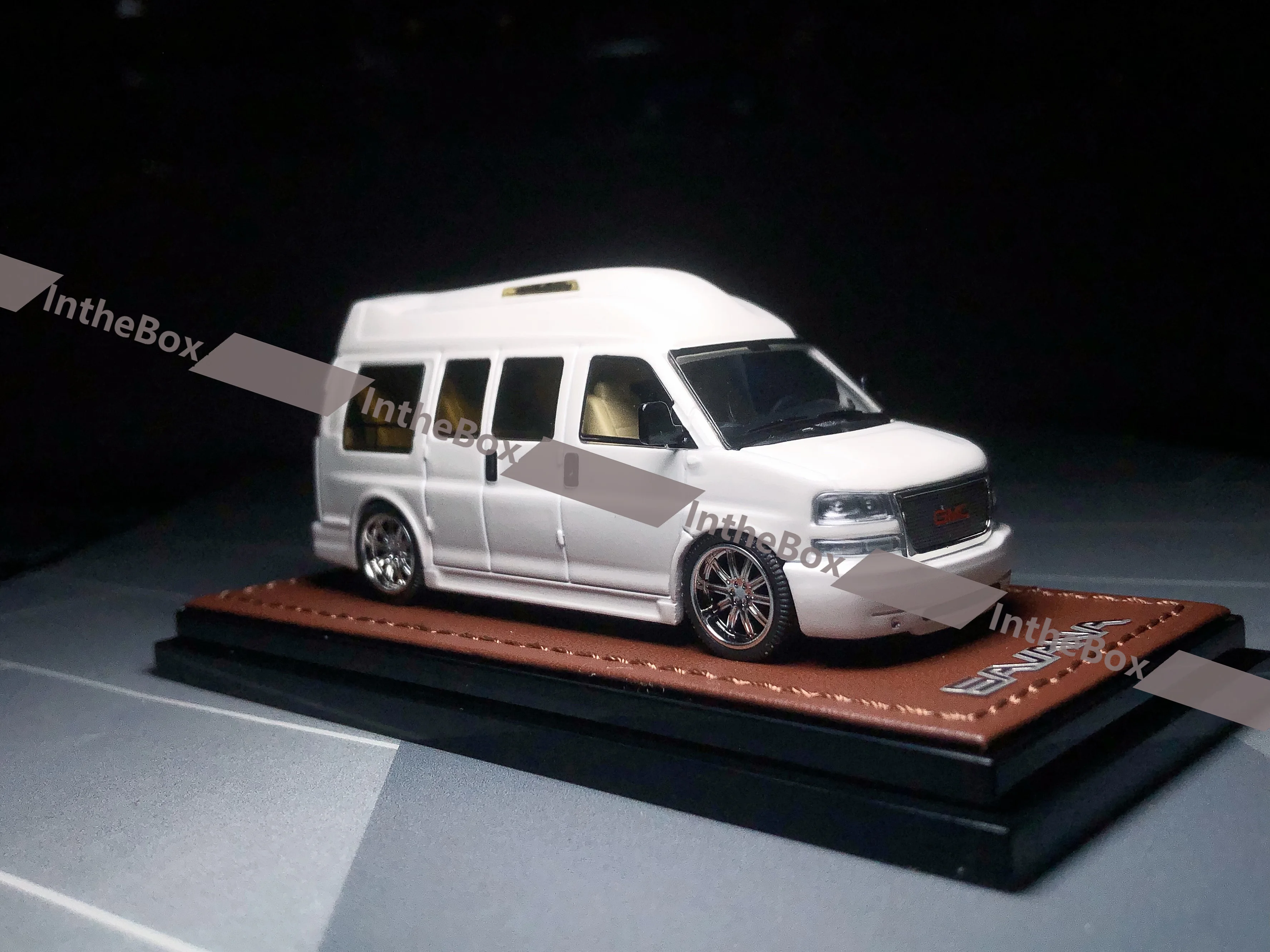 GOC 1:64 Black Savana Cutaway Van MPV RV White Model Diecast Metal Car Collection Limited Edition Hobby Toys