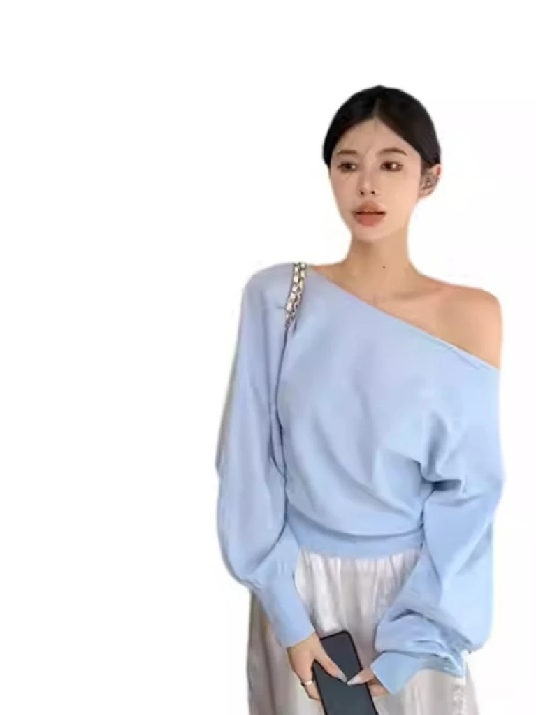 سترة نسائية زرقاء فاتحة محبوكة بأكمام طويلة وكتف واحد، تصميم رقيق وأنيق، موديل خريفي جديد للارتداء في الداخل والخارج