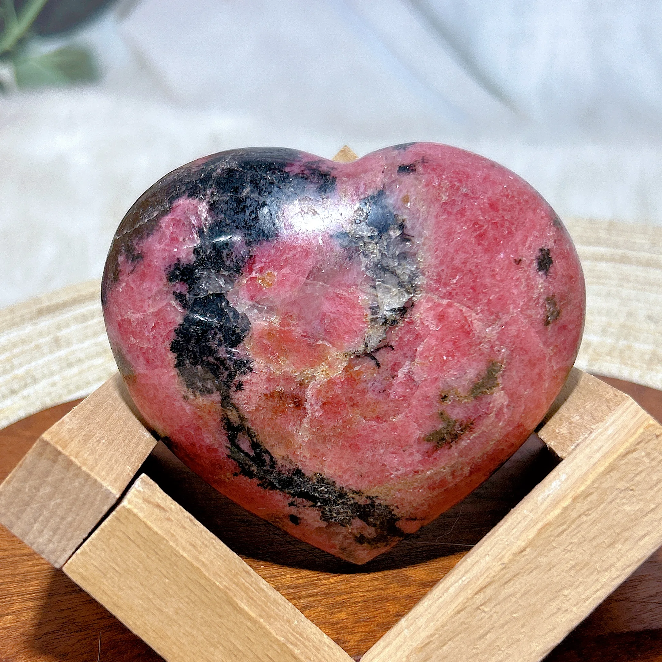 

High Quality Natural Crystal Rhodonite Heart Polished Healing Gemstone Crafts Energy Desk Reiki Home Decoration Gift