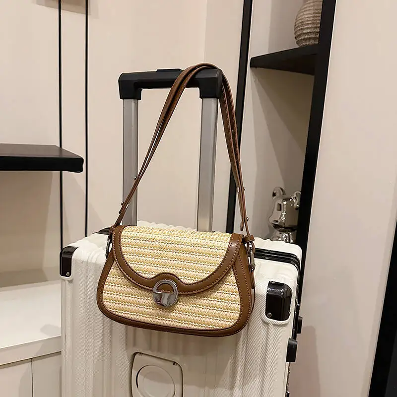 

Straw-woven patchwork handbag Retro leather-trimmed underarm bag Metal buckle baguette bag Shoulder crossbody commuter mini bag