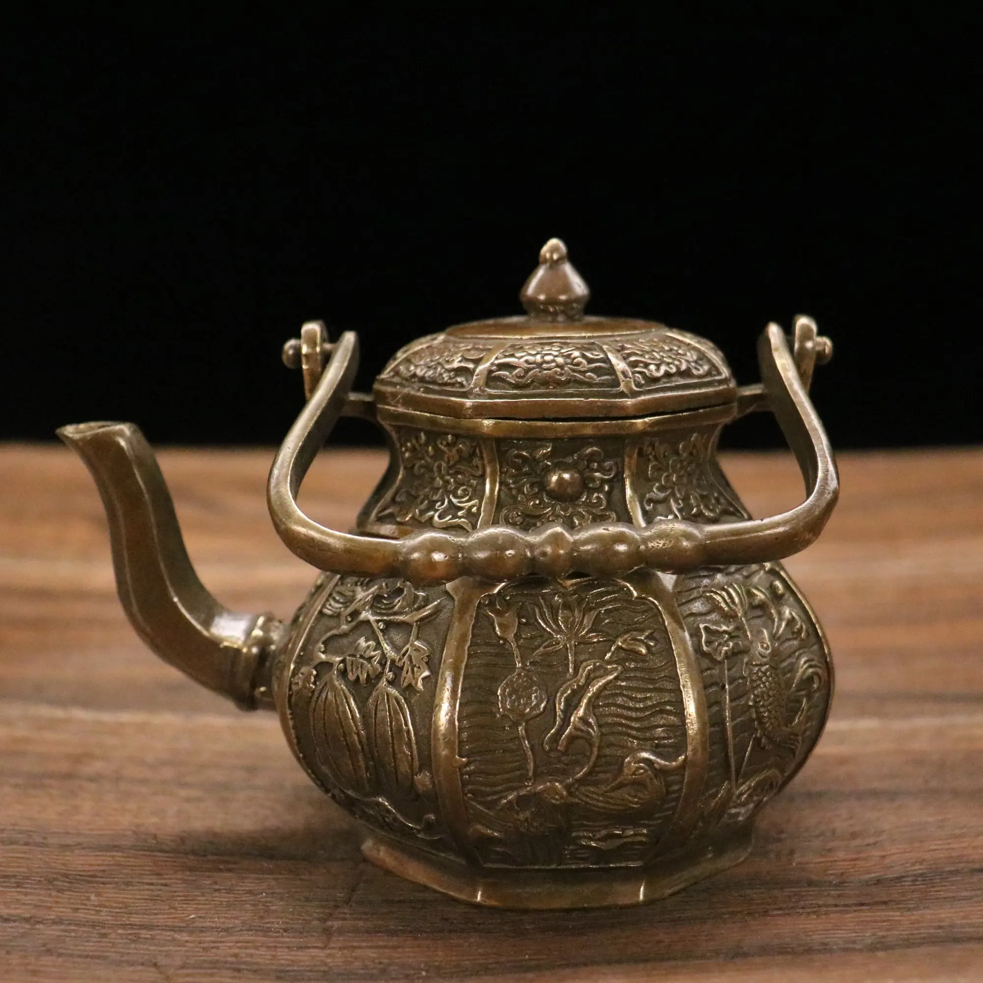 

5"Tibetan Temple Collection Old Brass Octahedral Melon fruit patterns Teapot Tea Pot Kettle Flagon Amass wealth Ornaments