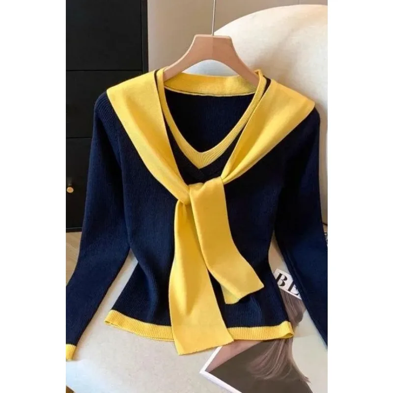 

Вязаный свитер контрастного цвета с v-образным вырезом и шалью, футболка с длинными рукавами, комплект из двух предметов, осенне-зимний новый универсальный топ для пригородных поездок