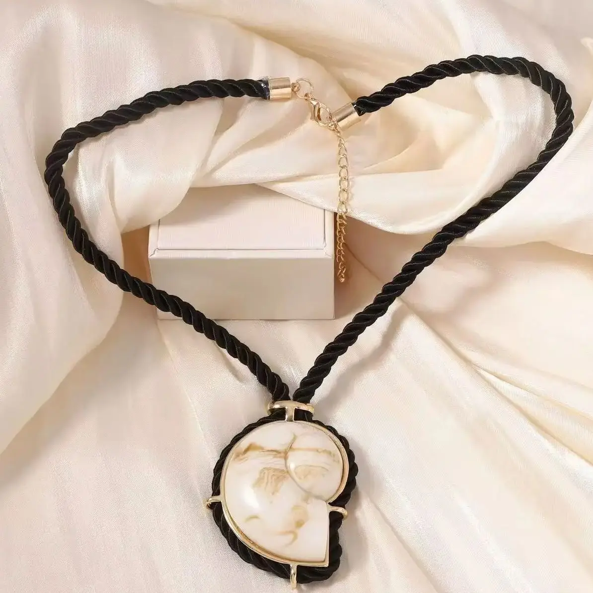 

Z Fashion Holiday Style shell couch Pendant Necklace