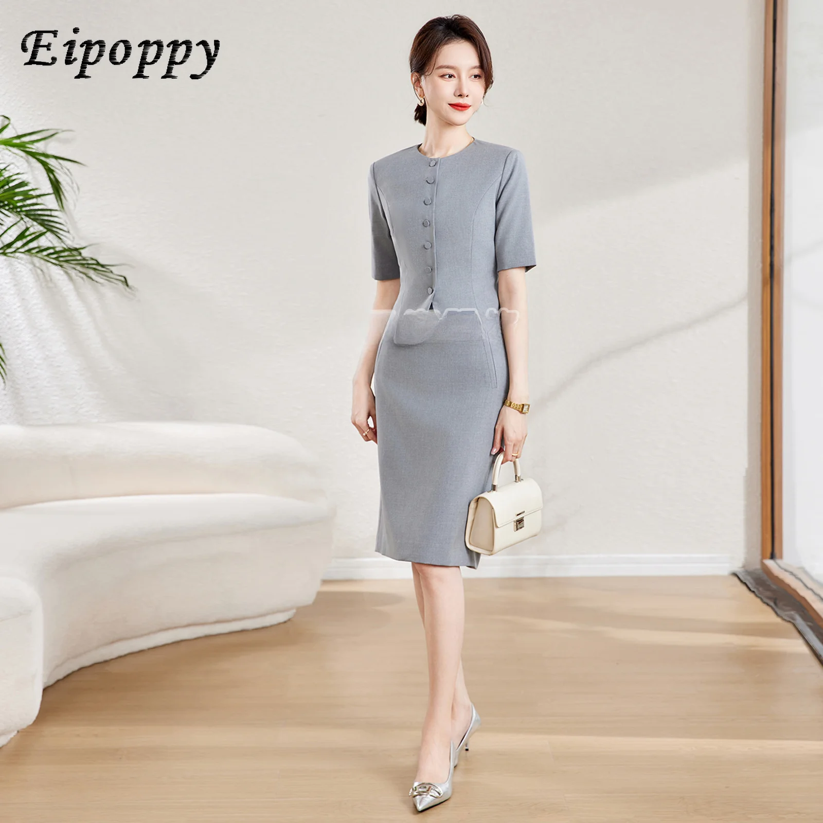 Professional women's clothing is elegant, simple, and fashionable